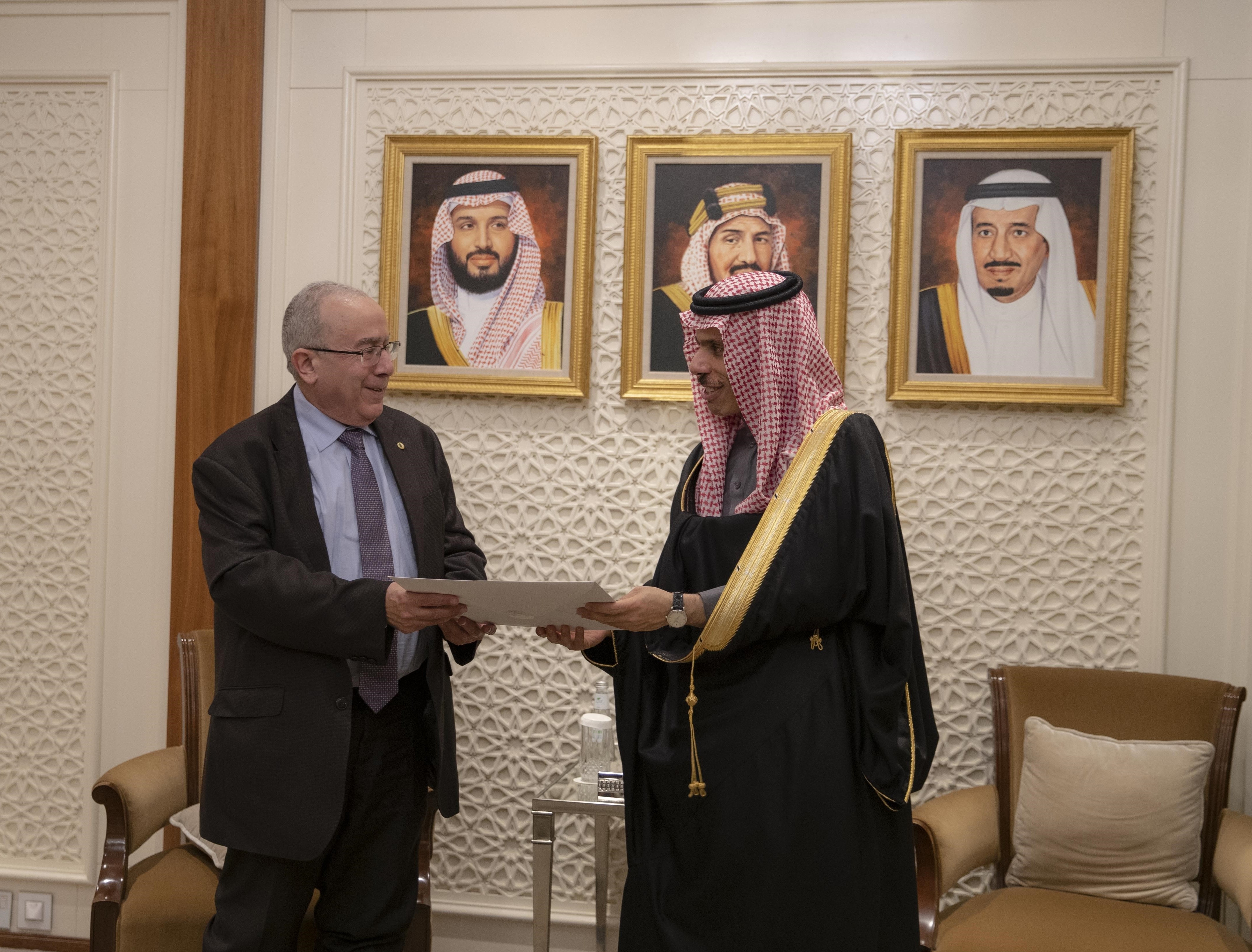 الملك يتلقى رسالة خطية من رئيس الجزائر