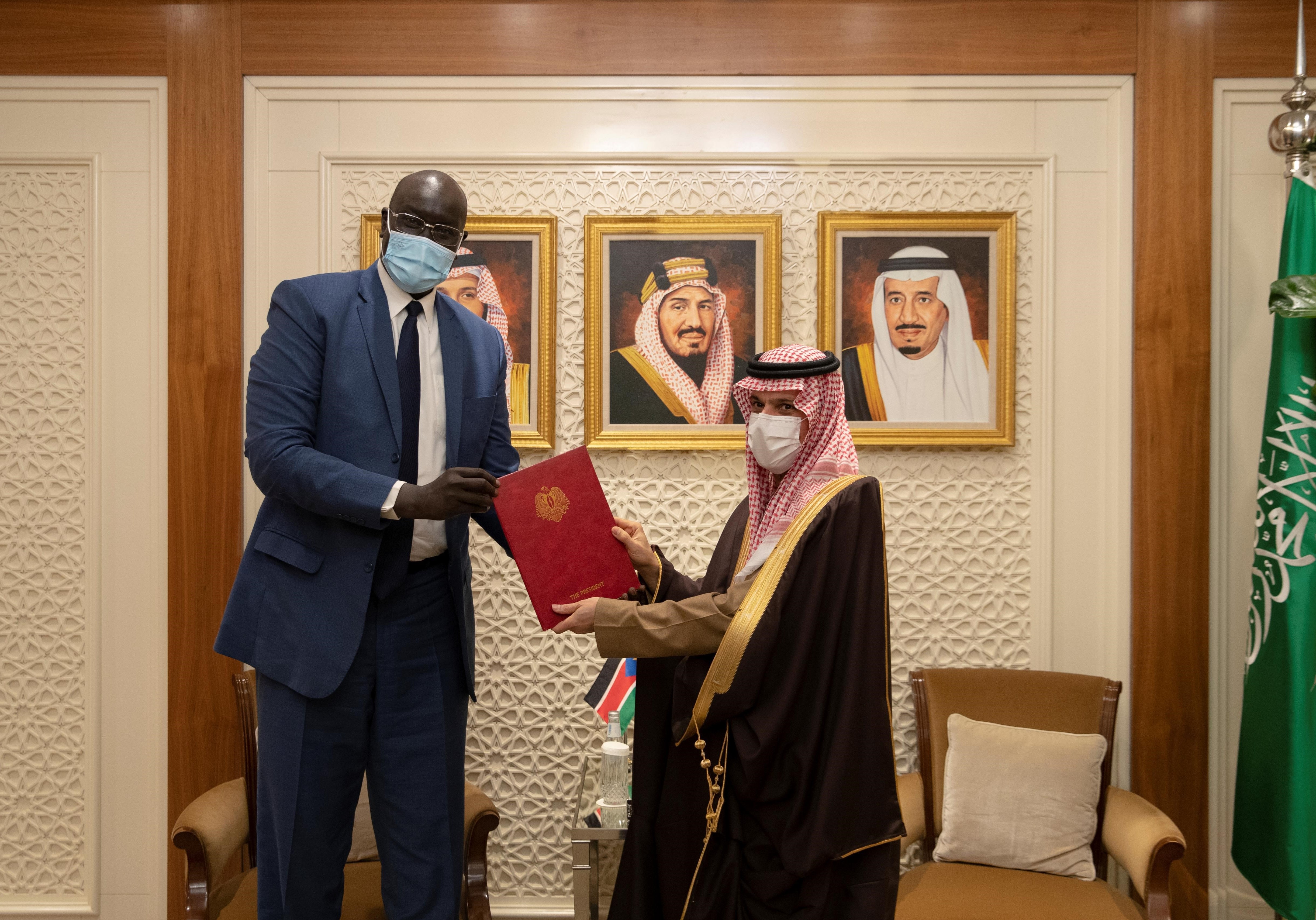 الملك يتلقى رسالة خطية من رئيس جنوب السودان