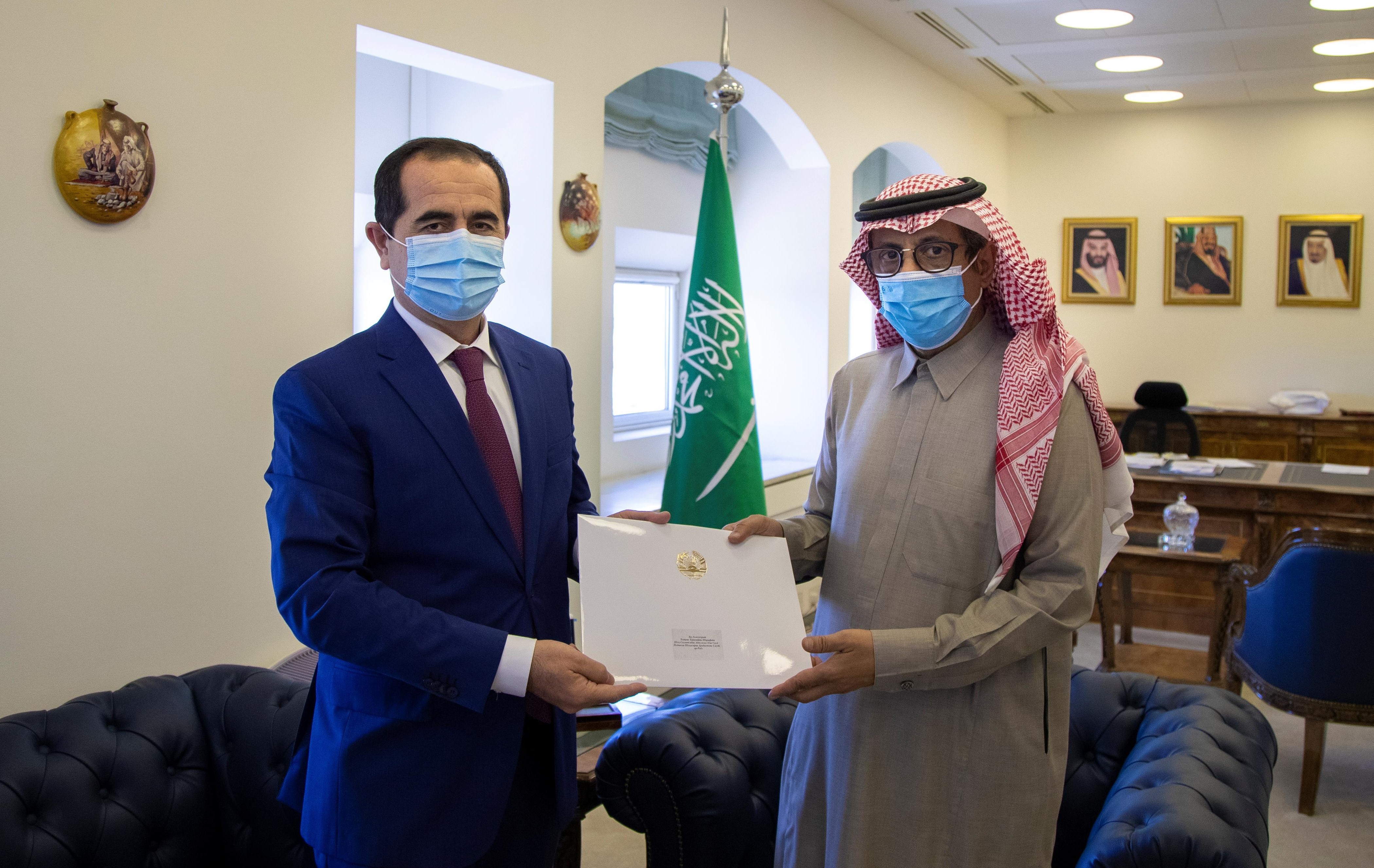 خادم الحرمين الشريفين يتلقى رسالة خطية من رئيس طاجيكستان