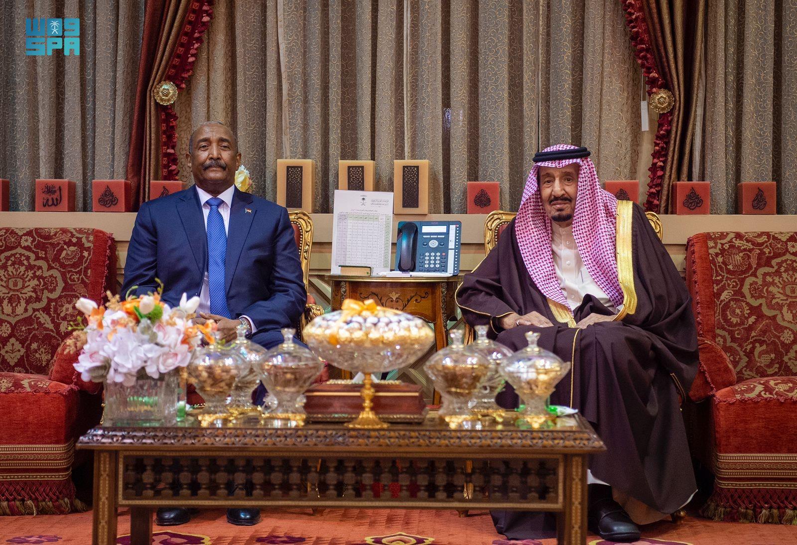 خادم الحرمين الشريفين يستقبل رئيس مجلس السيادة الانتقالي بالسودان