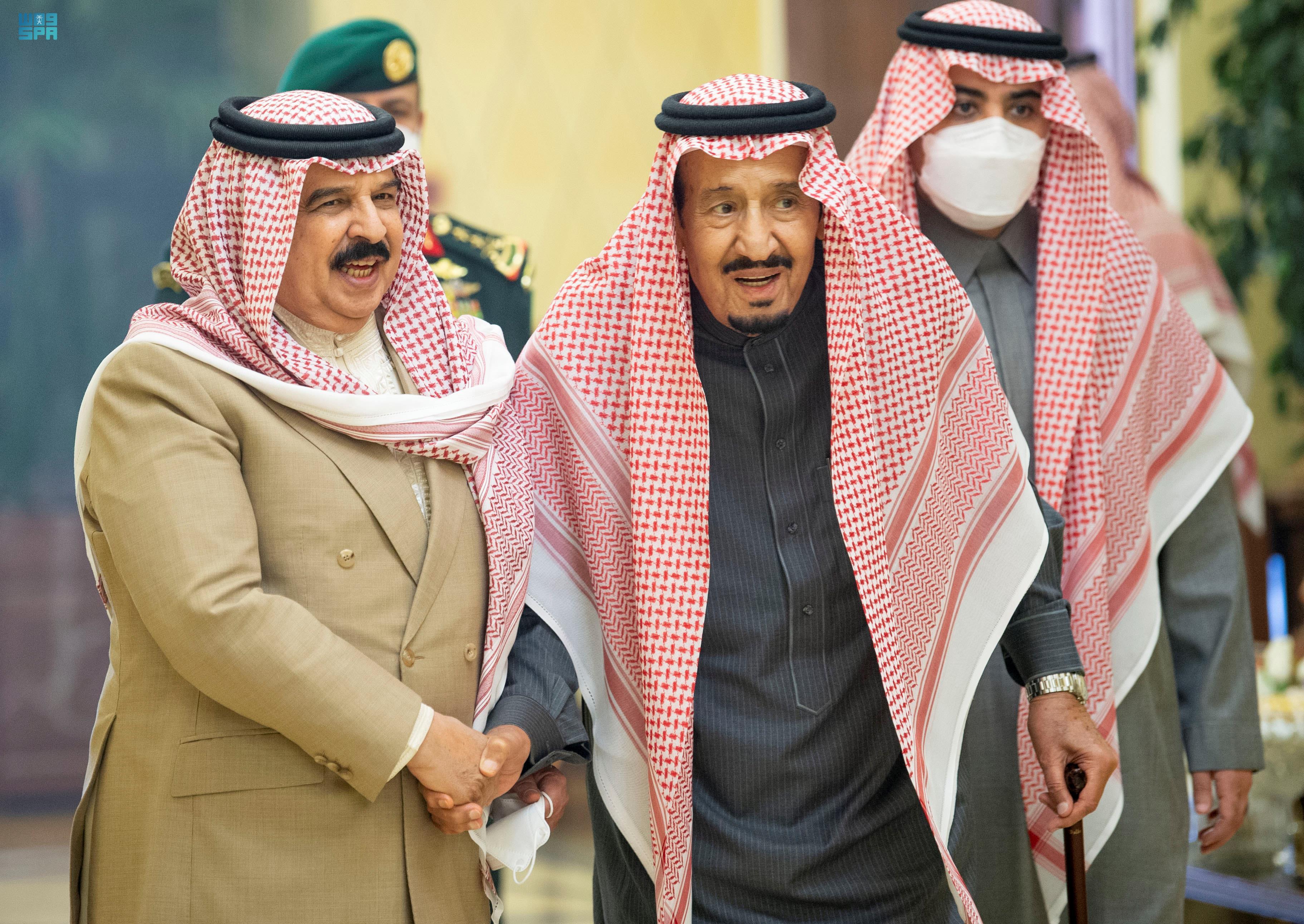 خادم الحرمين الشريفين يستقبل ملك البحرين ويقيم مأدبة غداء تكريماً لجلالته