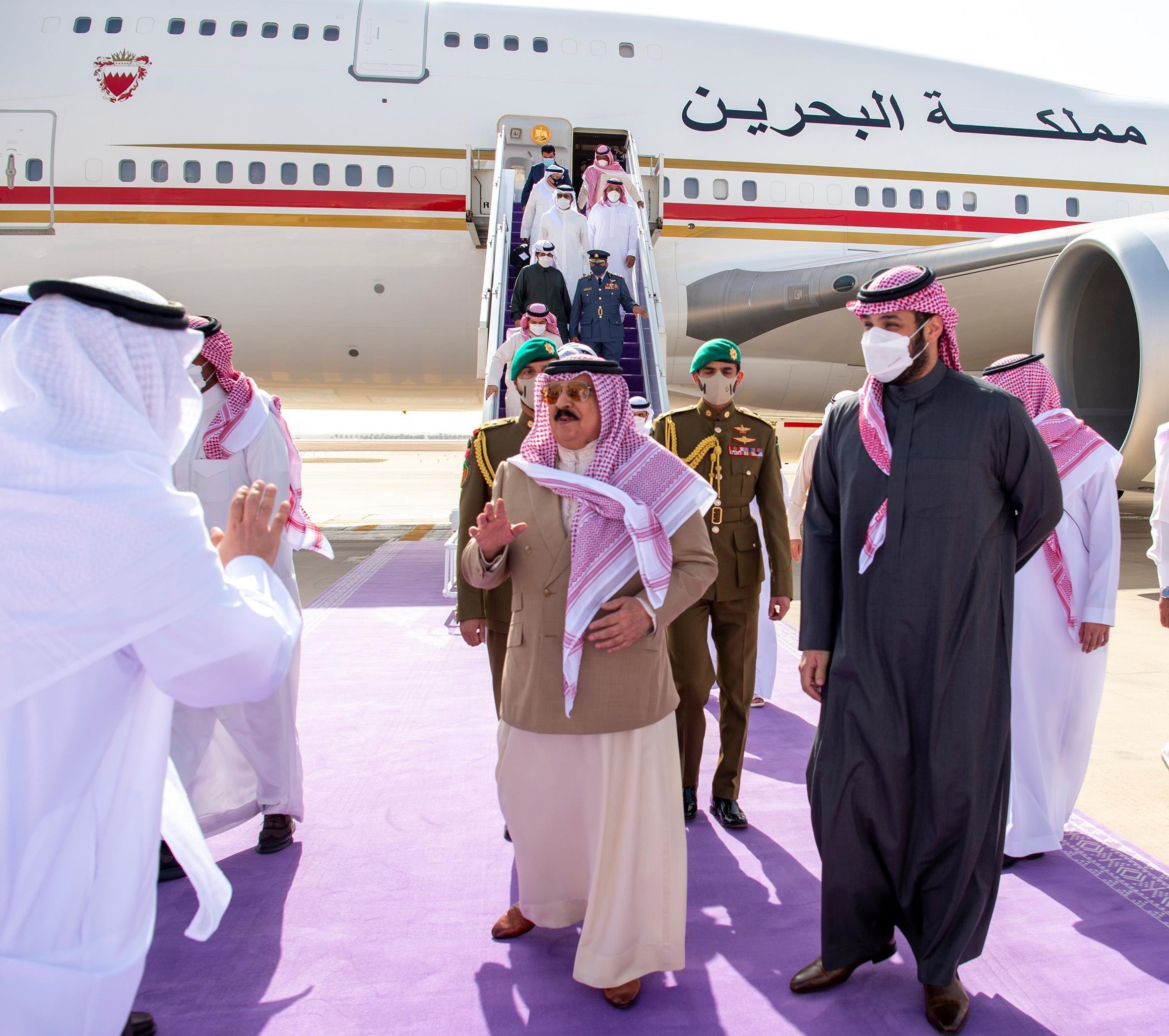 ولي العهد يستقبل ملك البحرين