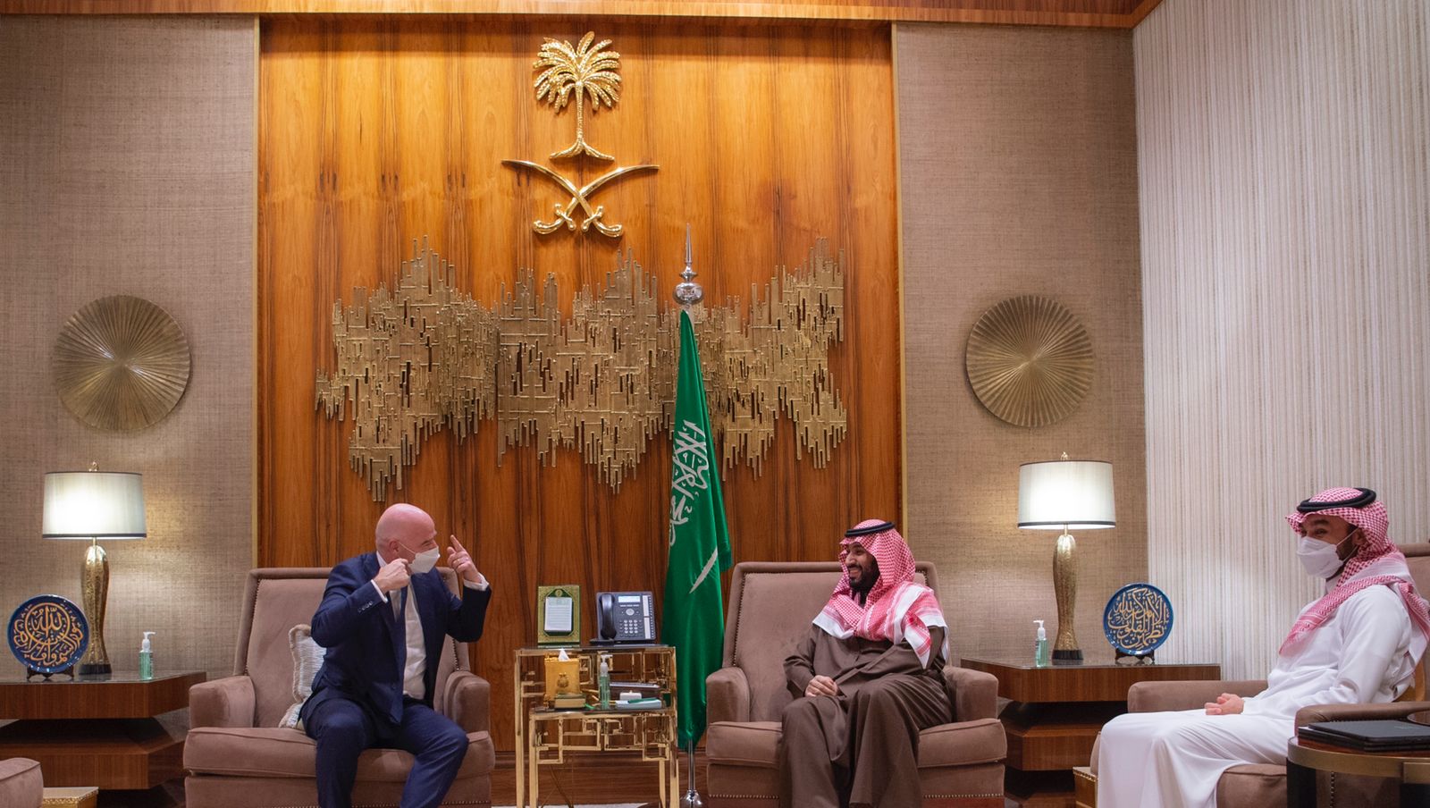 ولي العهد يلتقي رئيس الاتحاد الدولي لكرة القدم