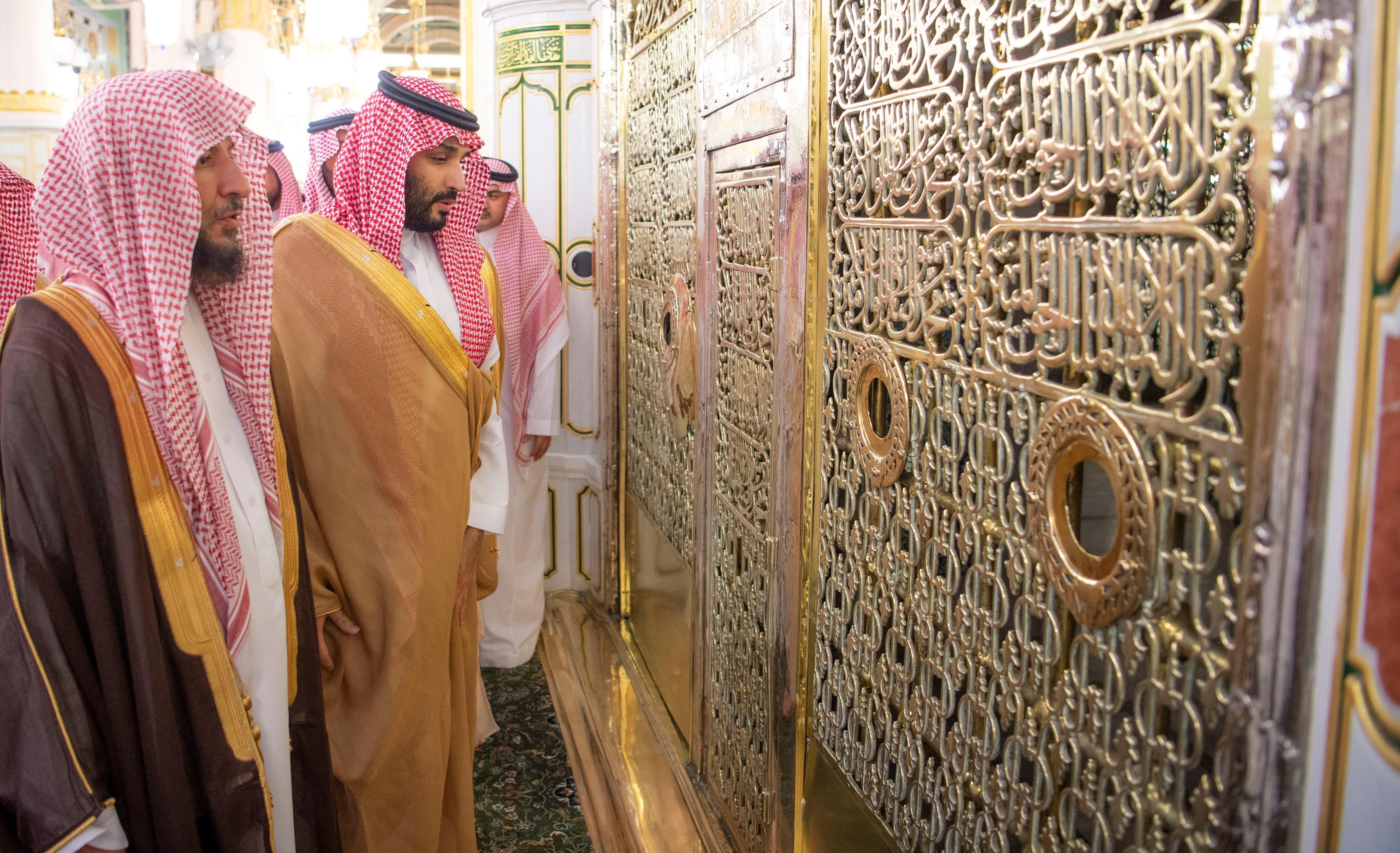 ولي العهد يزور المسجد النبوي ويؤدي الصلاة في الروضة الشريفة