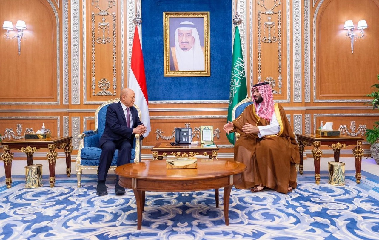 ولي العهد يستقبل رئيس مجلس القيادة الرئاسي اليمني وأعضاء المجلس
