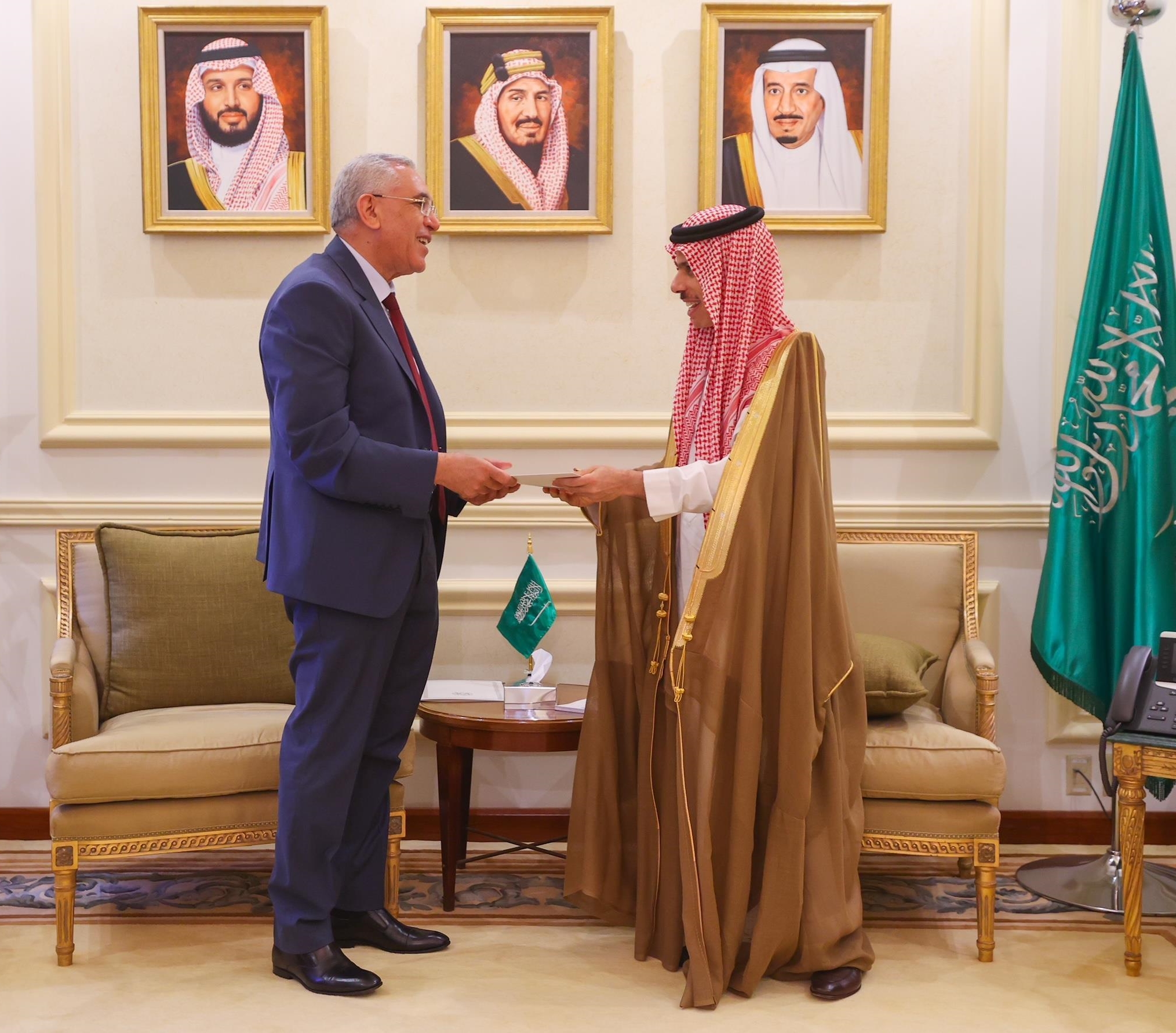 ولي العهد يتلقى رسالة خطية من رئيس الجزائر