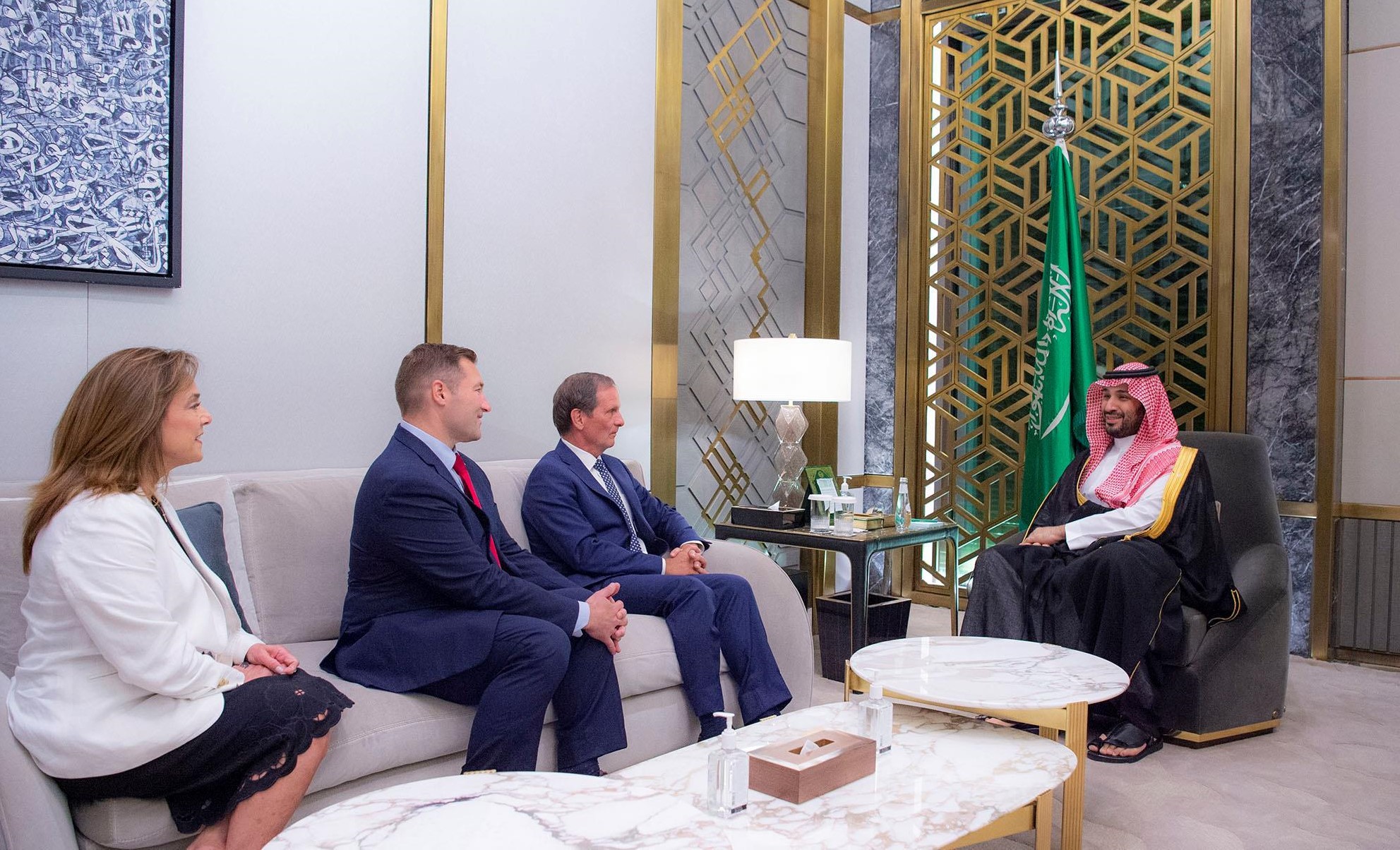 ولي العهد يستقبل وفداً من أعضاء الكونجرس الأمريكي