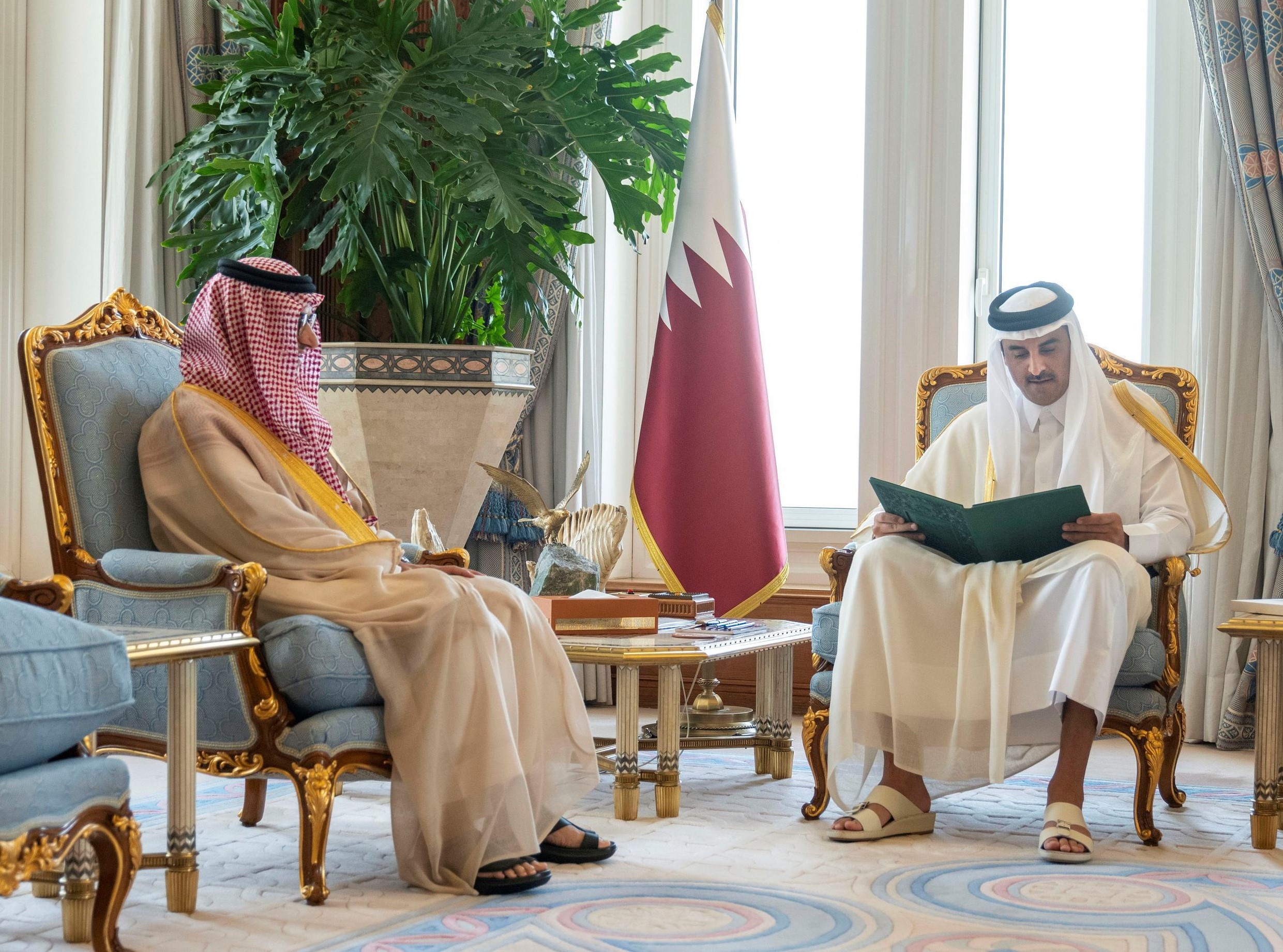 خادم الحرمين الشريفين يبعث رسالة خطية لأمير قطر
