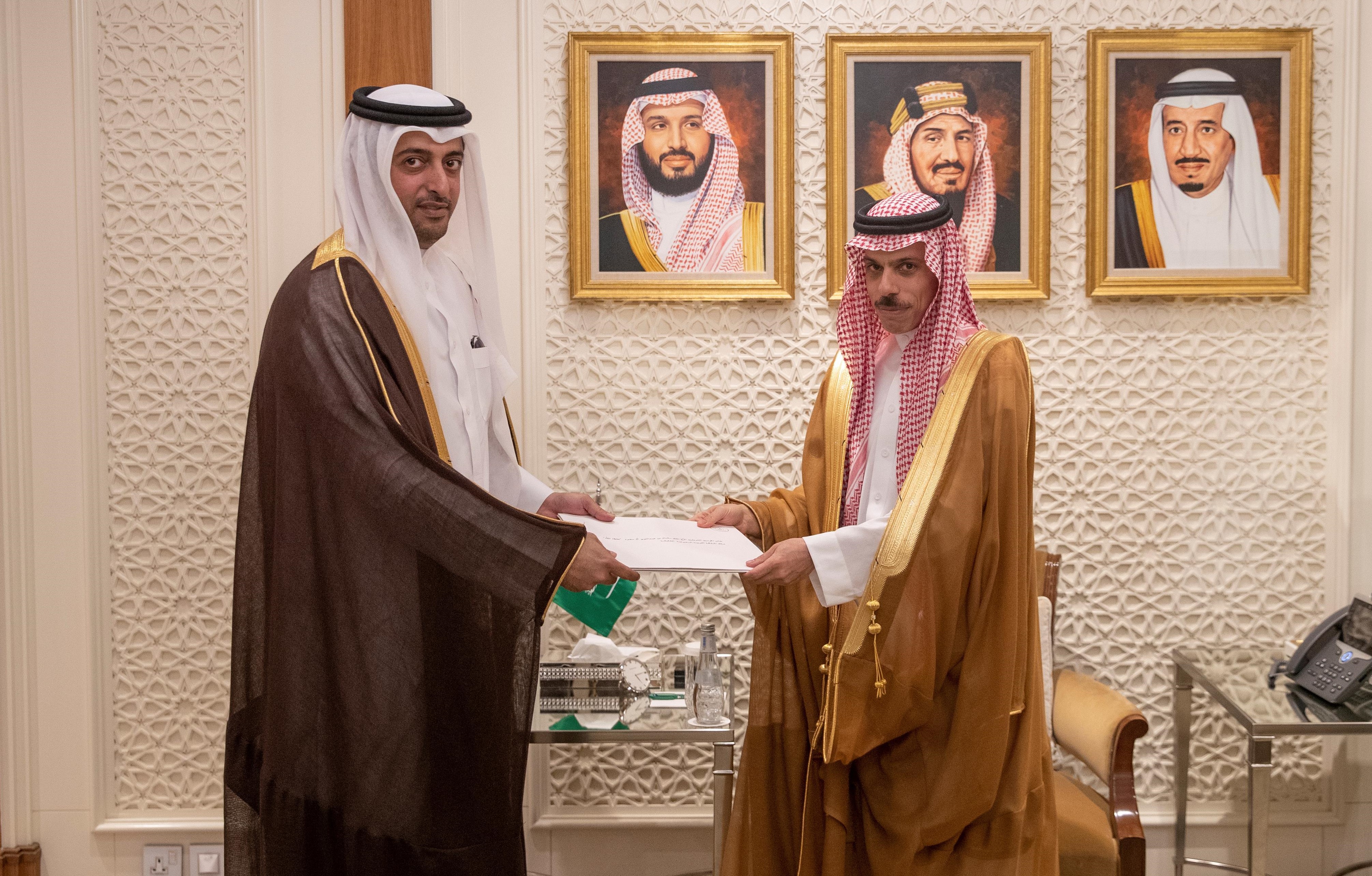 خادم الحرمين الشريفين يتلقى رسالة خطية من أمير قطر