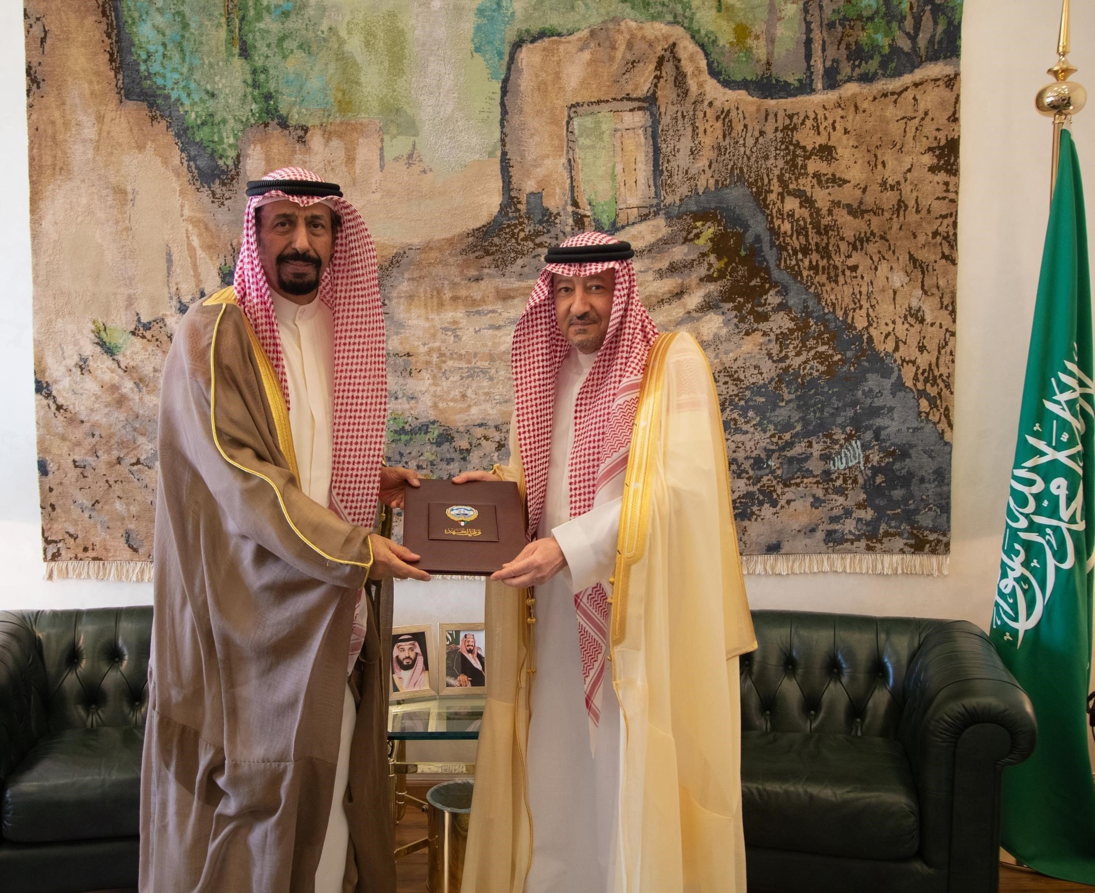 خادم الحرمين الشريفين يتلقى رسالة خطية من ولي عهد الكويت