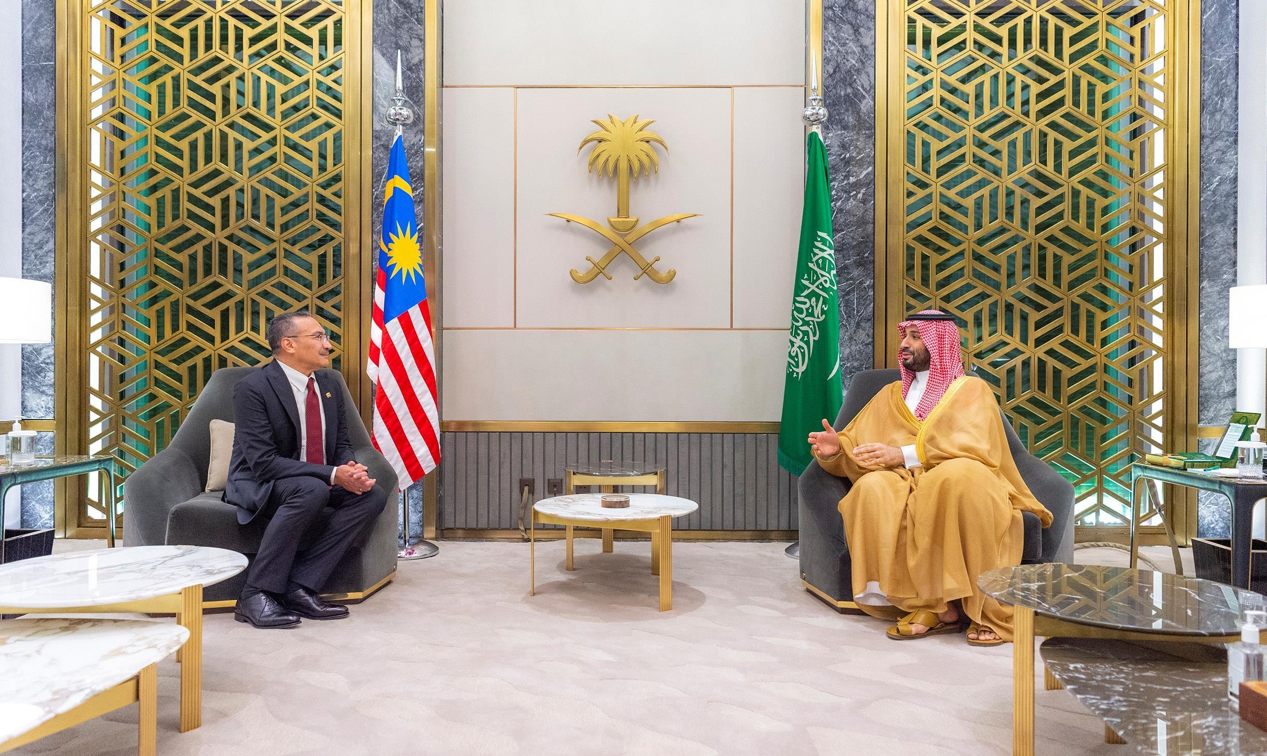 ولي العهد يجتمع مع وزير الدفاع الماليزي