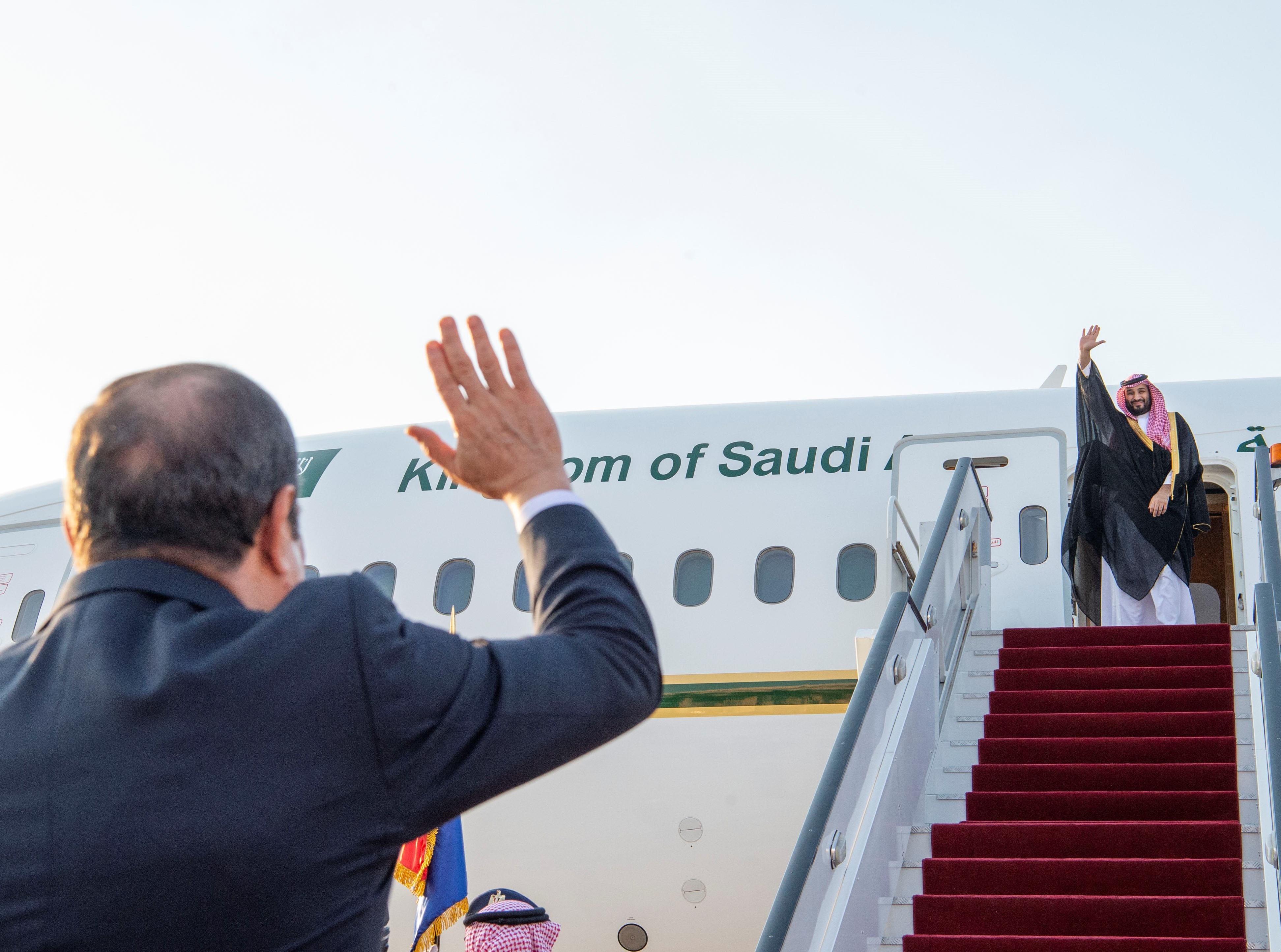 ولي العهد يغادر القاهرة وفي مقدمة مودعيه الرئيس المصري