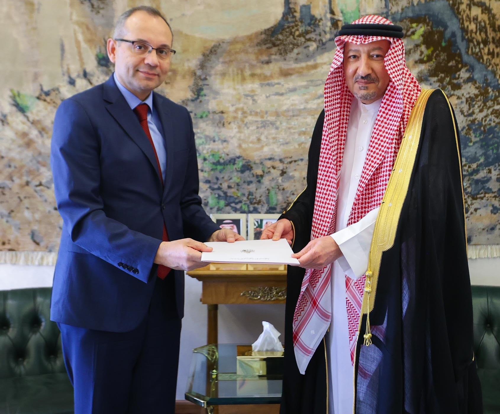 خادم الحرمين الشريفين يتلقى رسالة خطية من الرئيس التونسي