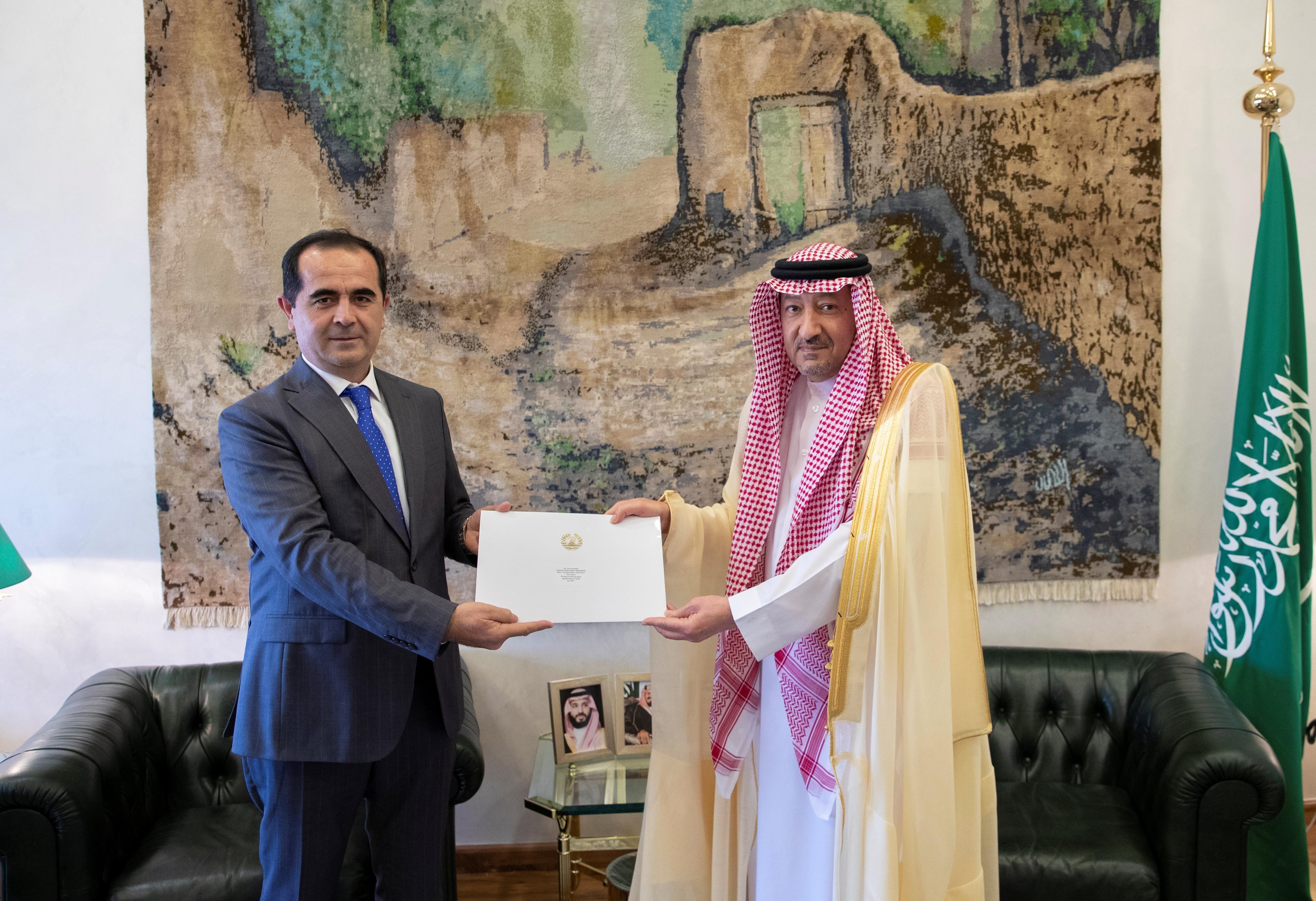 خادم الحرمين الشريفين يتلقى رسالة خطية من رئيس طاجيكستان