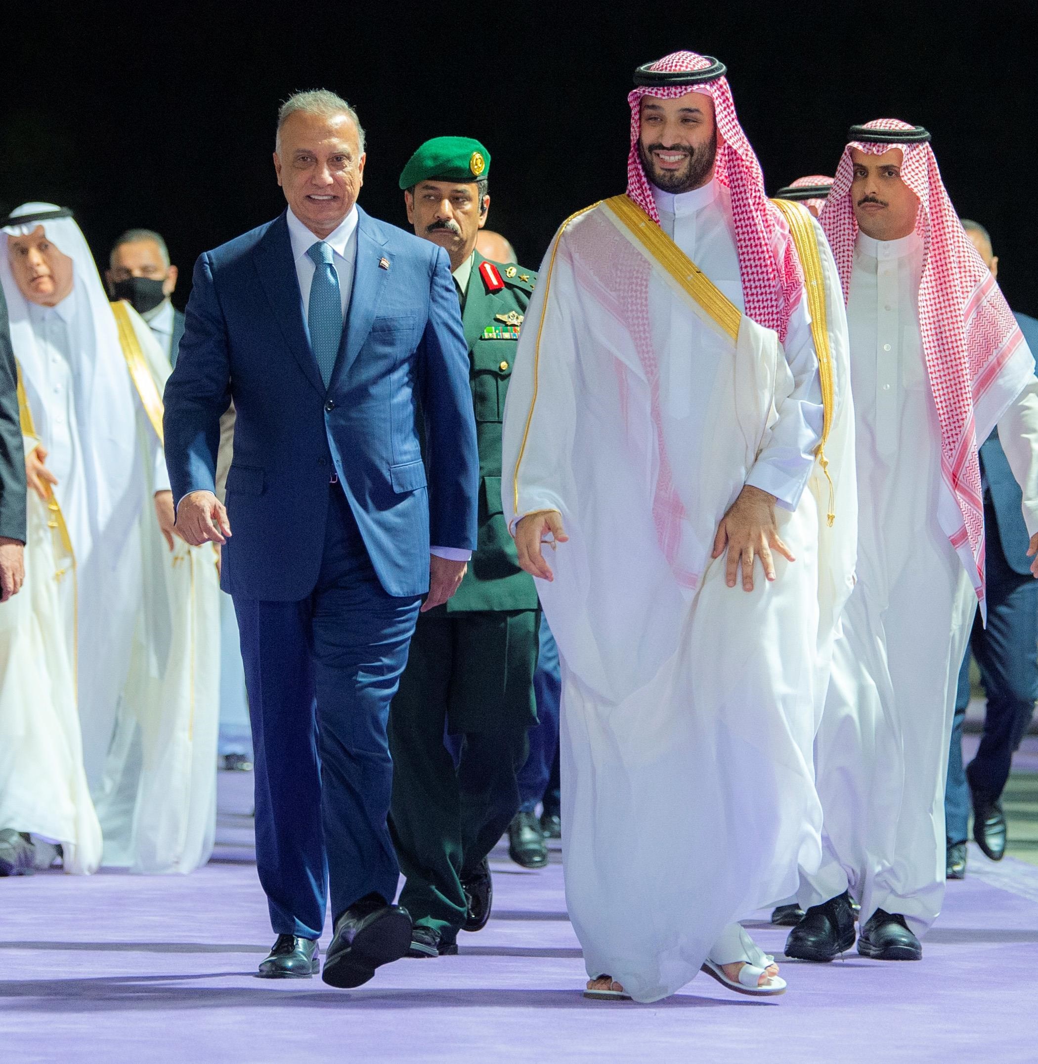 ولي العهد يستقبل رئيس الوزراء العراقي