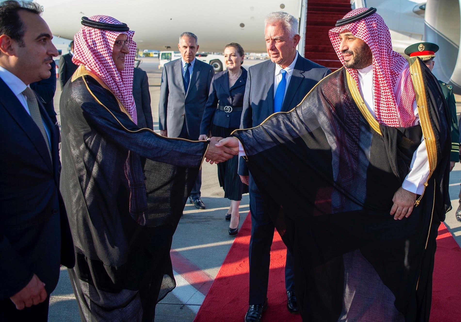 ولي العهد يصل اليونان