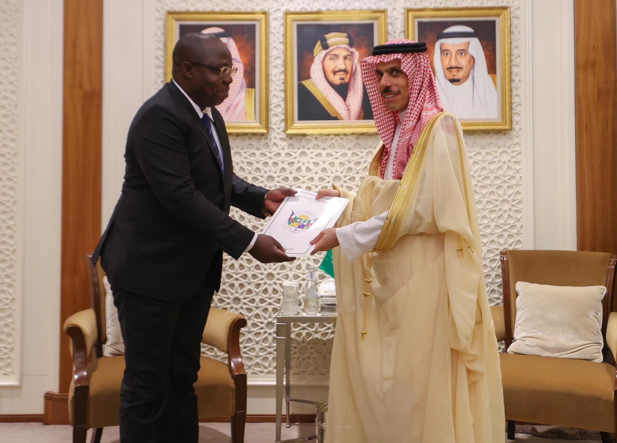 خادم الحرمين الشريفين يتلقى رسالة خطية من رئيس إفريقيا الوسطى
