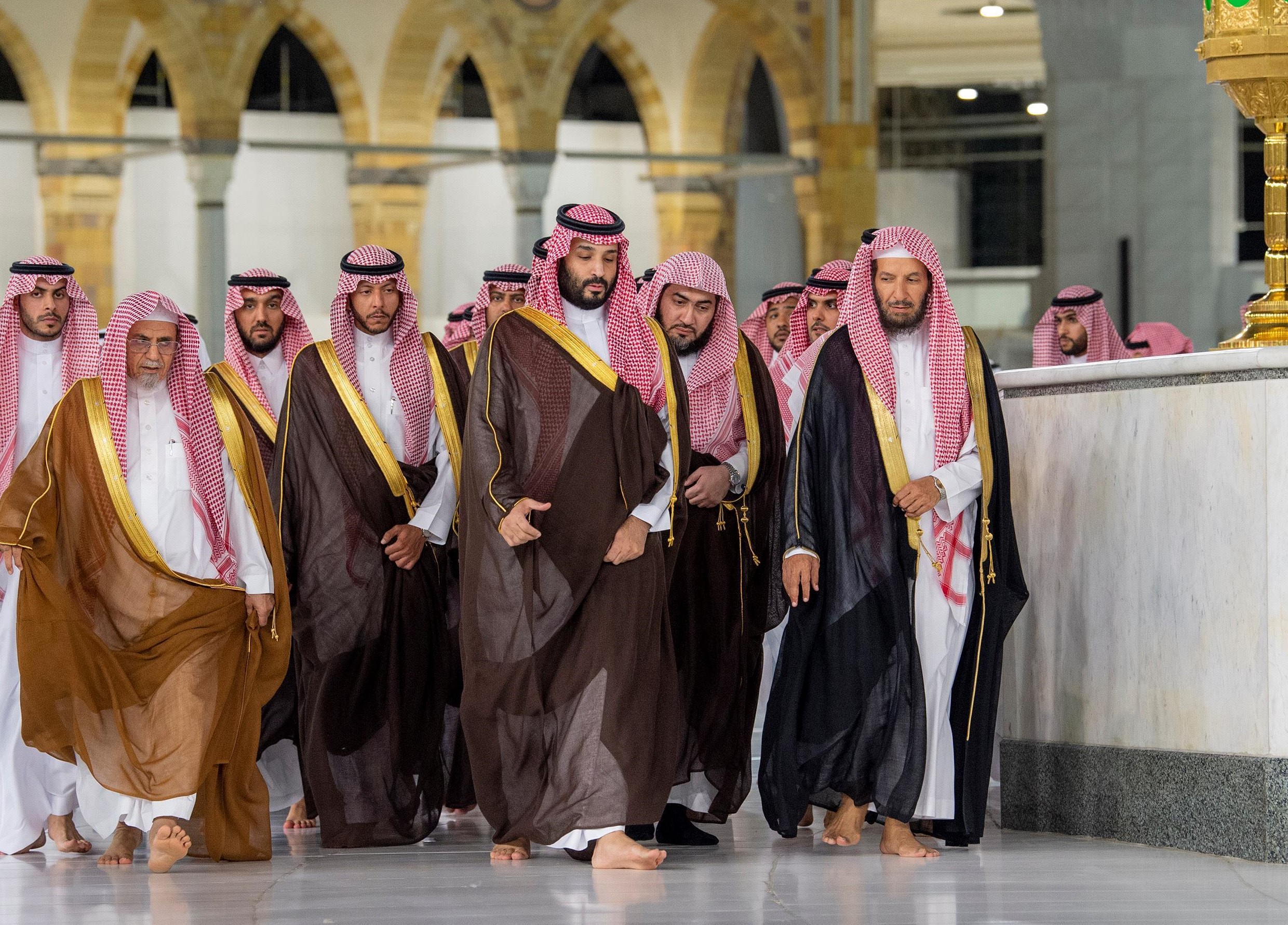 ولي العهد يتشرف بغسل الكعبة المشرفة