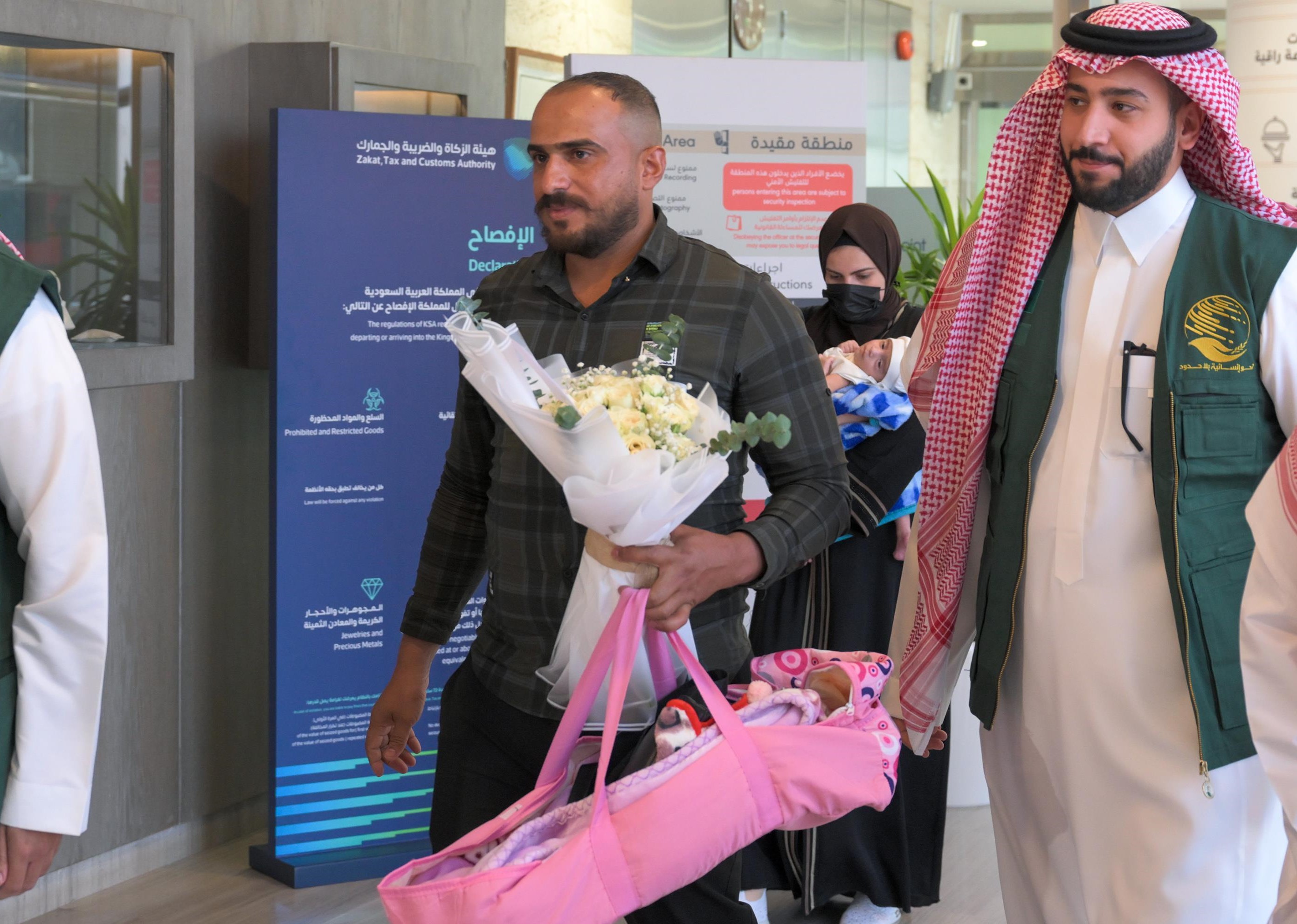 إنفاذاً لتوجيهات الملك.. وصول التوأم السيامي العراقي عمر وعلي إلى الرياض