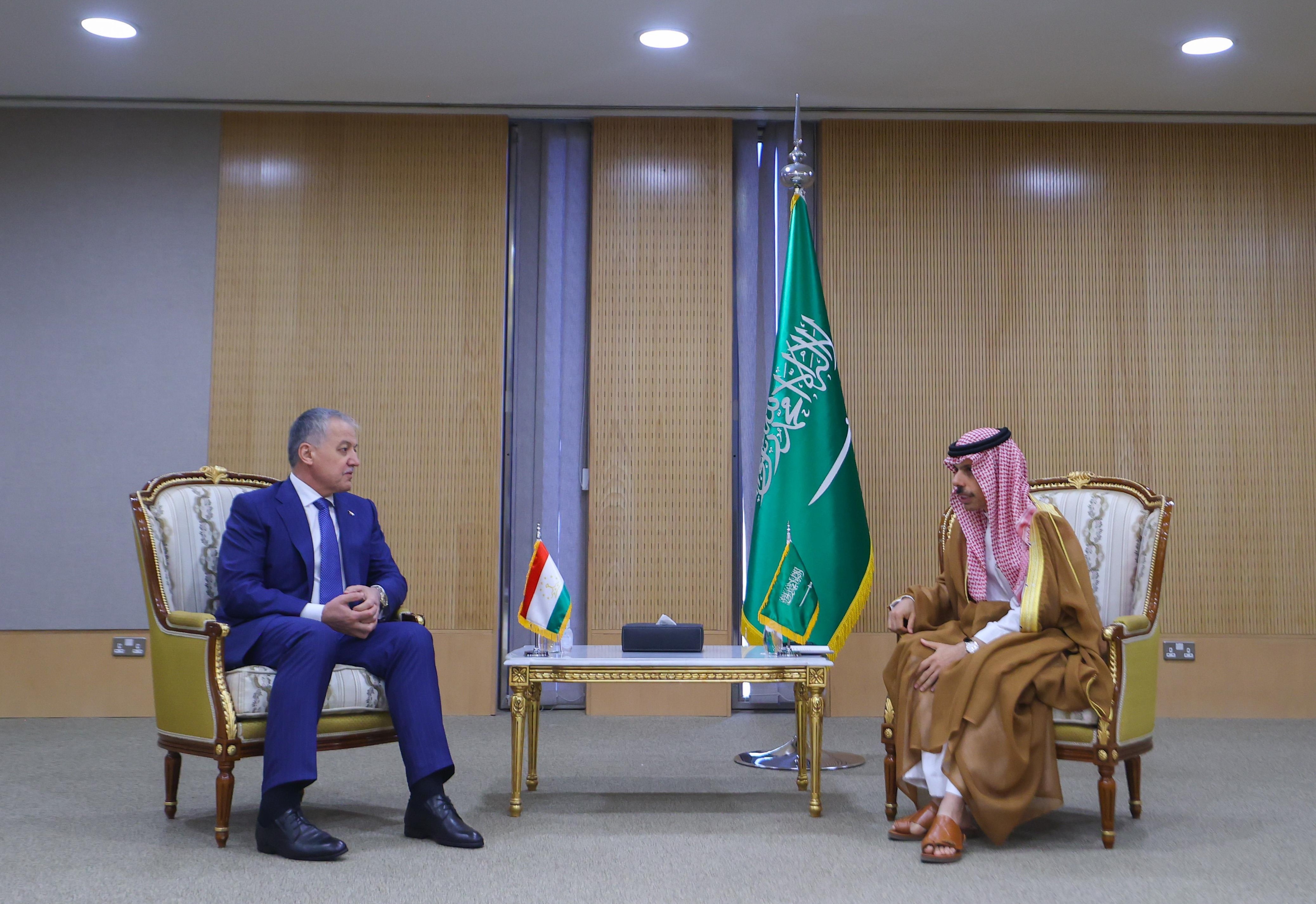 خادم الحرمين الشريفين يتلقى رسالة خطية من رئيس طاجيكستان