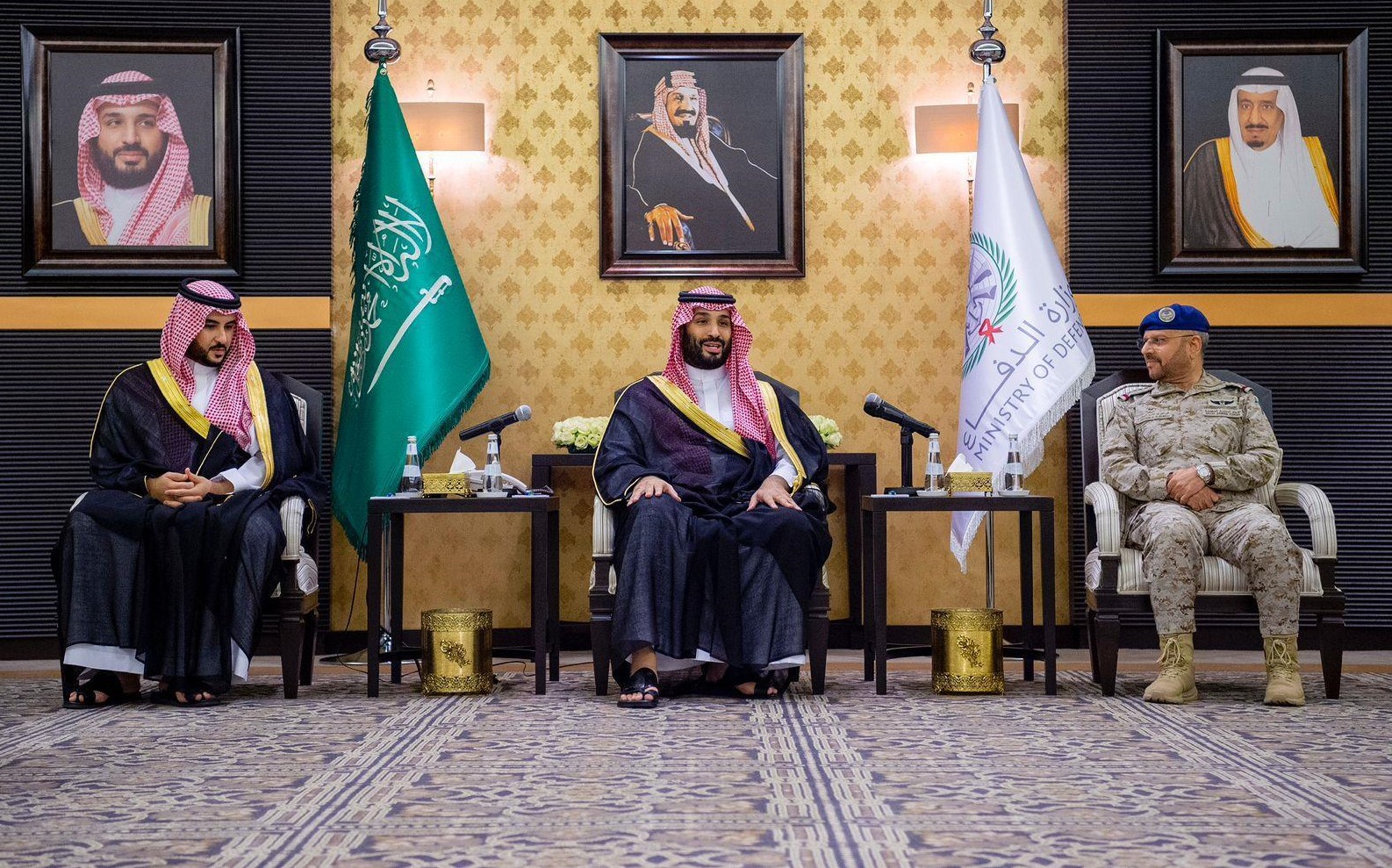 ولي العهد يلتقي وزير الدفاع وقيادات الوزارة