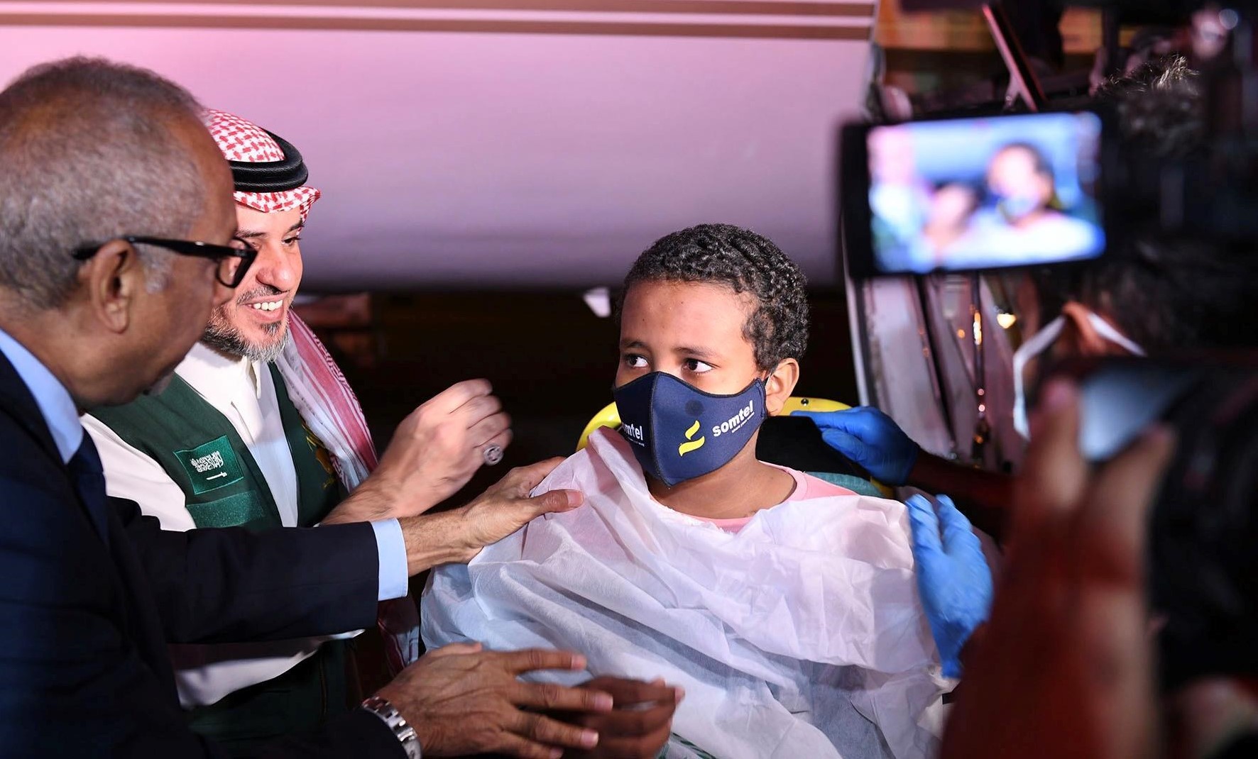 وصول مصابي الحادث الإرهابي في أحد فنادق مقديشو إلى المملكة لتلقي العلاج