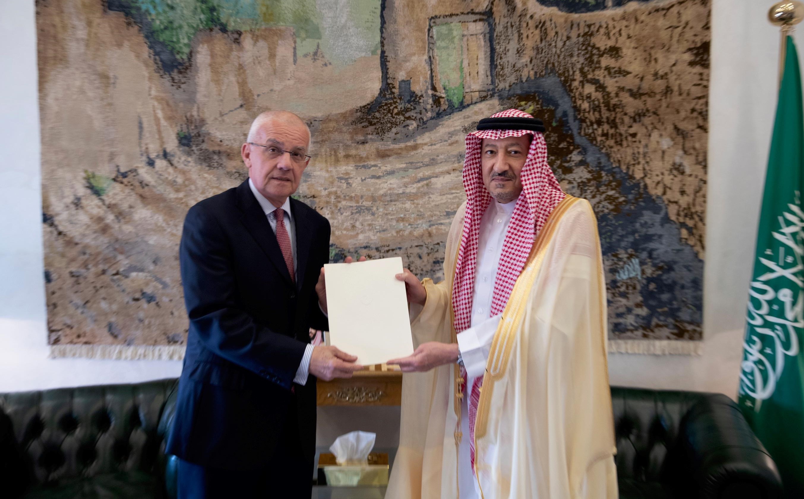 خادم الحرمين الشريفين يتلقى رسالة خطية من رئيس التشيك