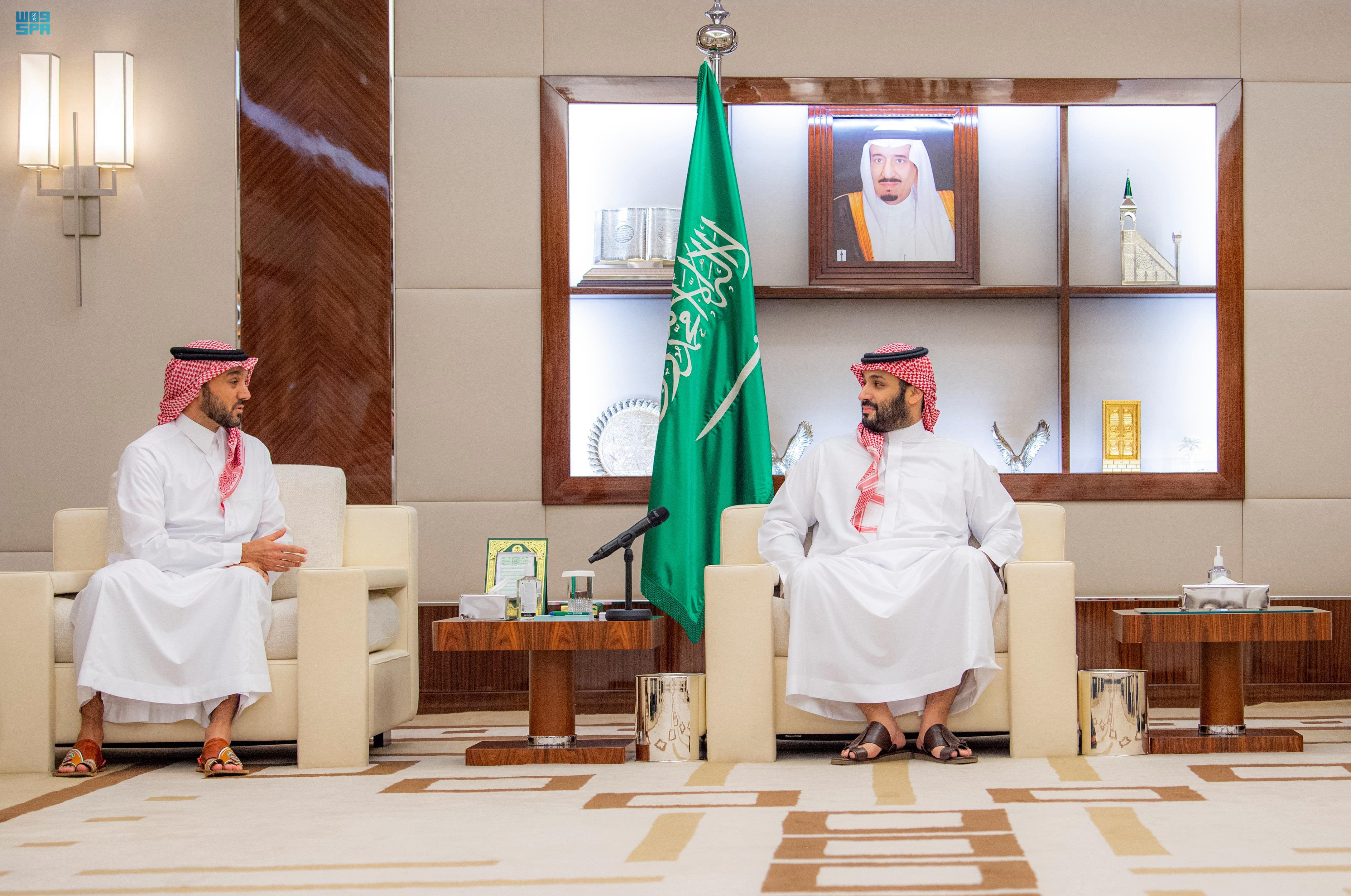 ولي العهد يستقبل لاعبي المنتخب السعودي الأول لكرة القدم