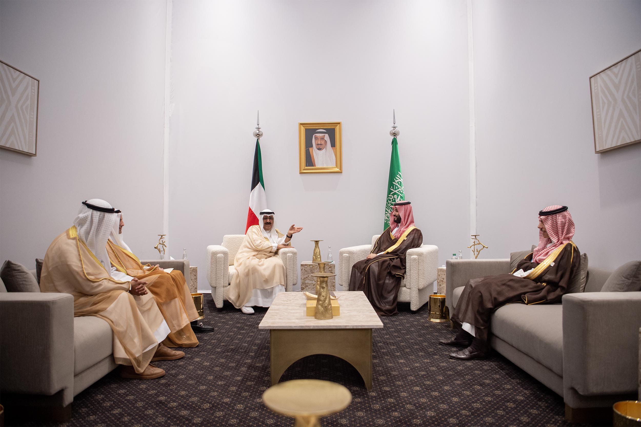 ولي العهد يلتقي الشيخ مشعل الأحمد