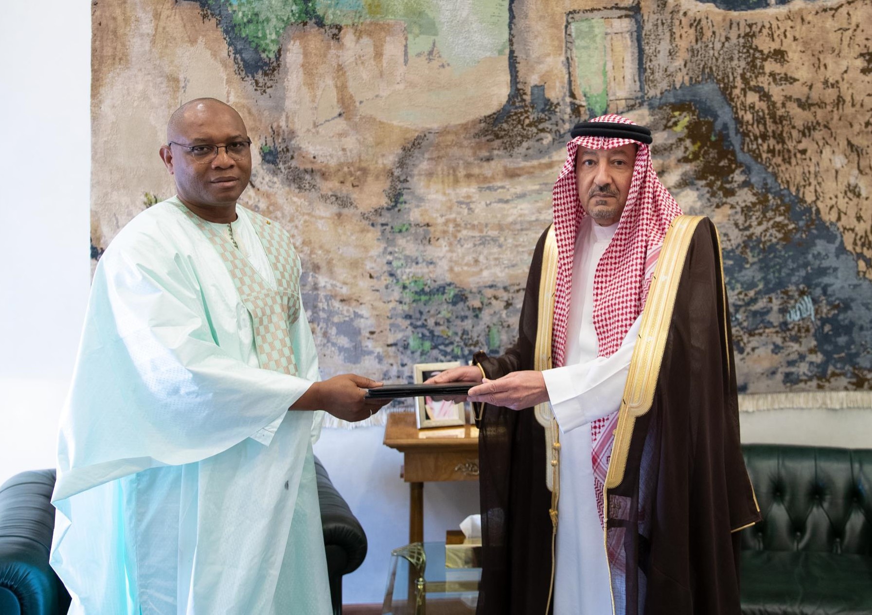 خادم الحرمين الشريفين يتلقى رسالة خطية من رئيس غينيا