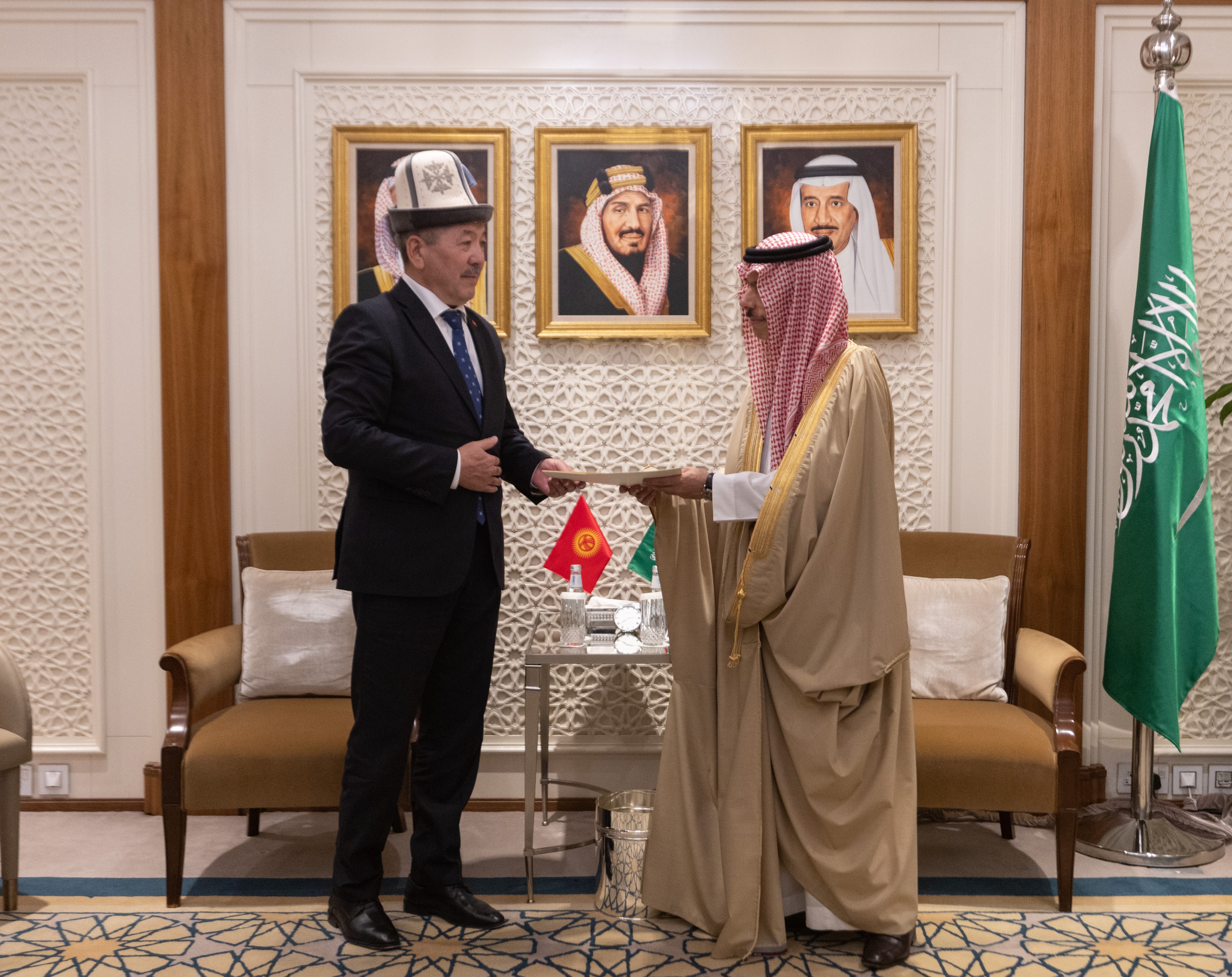 وزير الخارجية يستقبل النائب الأول لرئيس وزراء قرغيزستان