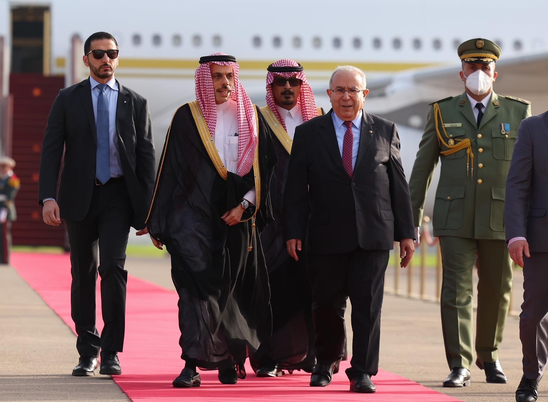 وزير الخارجية يصل إلى الجزائر