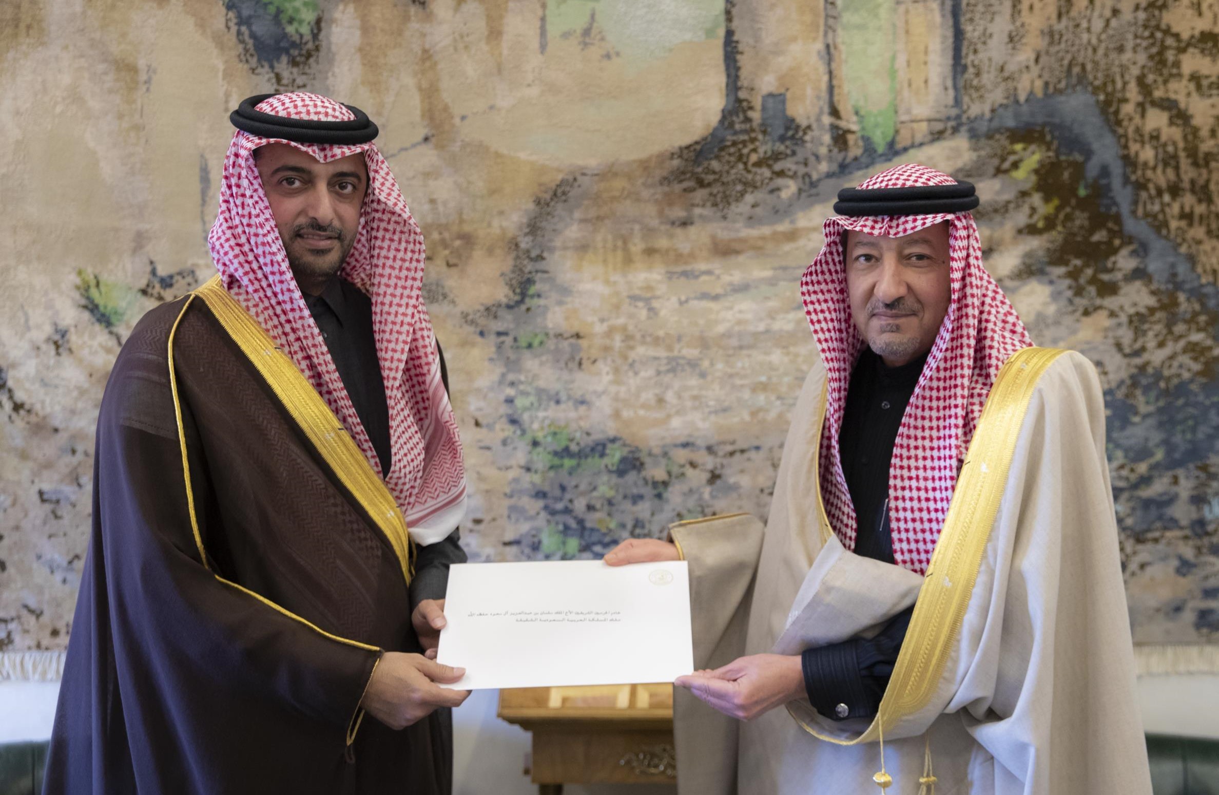 خادم الحرمين الشريفين يتلقى رسالة خطية من أمير قطر