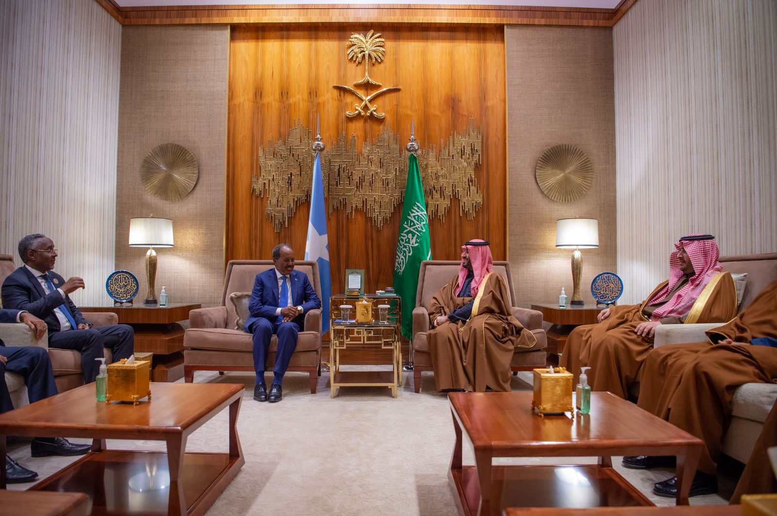 ولي العهد يستقبل رئيس الصومال