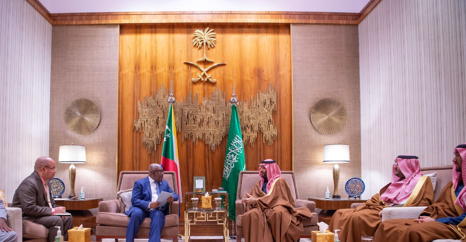 ولي العهد يستقبل رئيس جمهورية القمر المتحدة