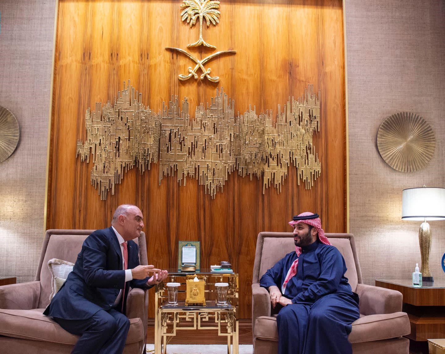 ولي العهد يستقبل رئيس الوزراء الأردني