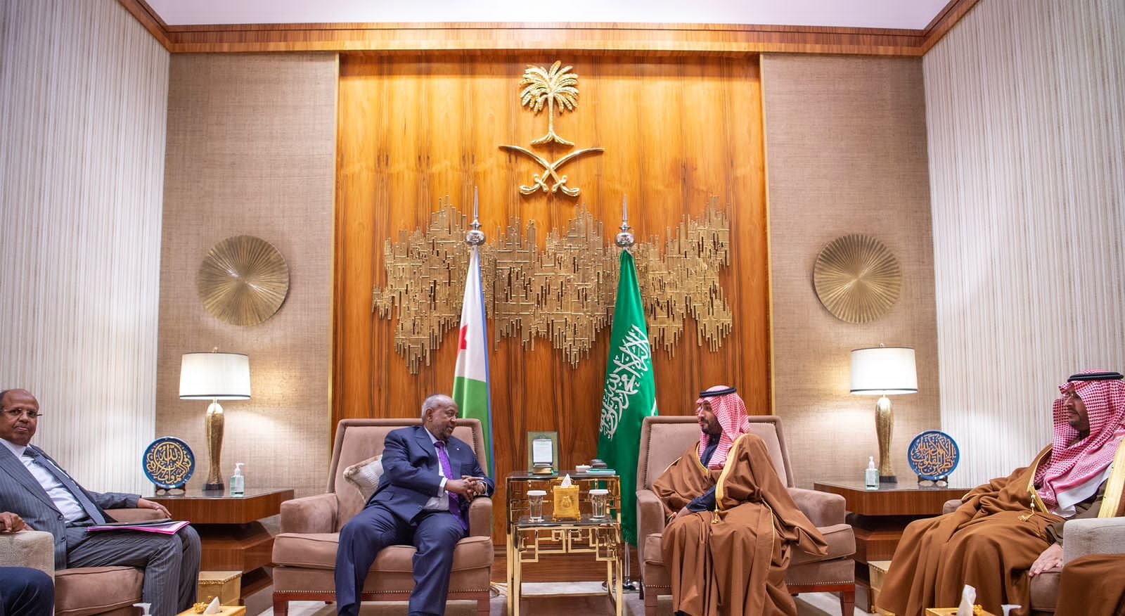 ولي العهد يستقبل رئيس جيبوتي