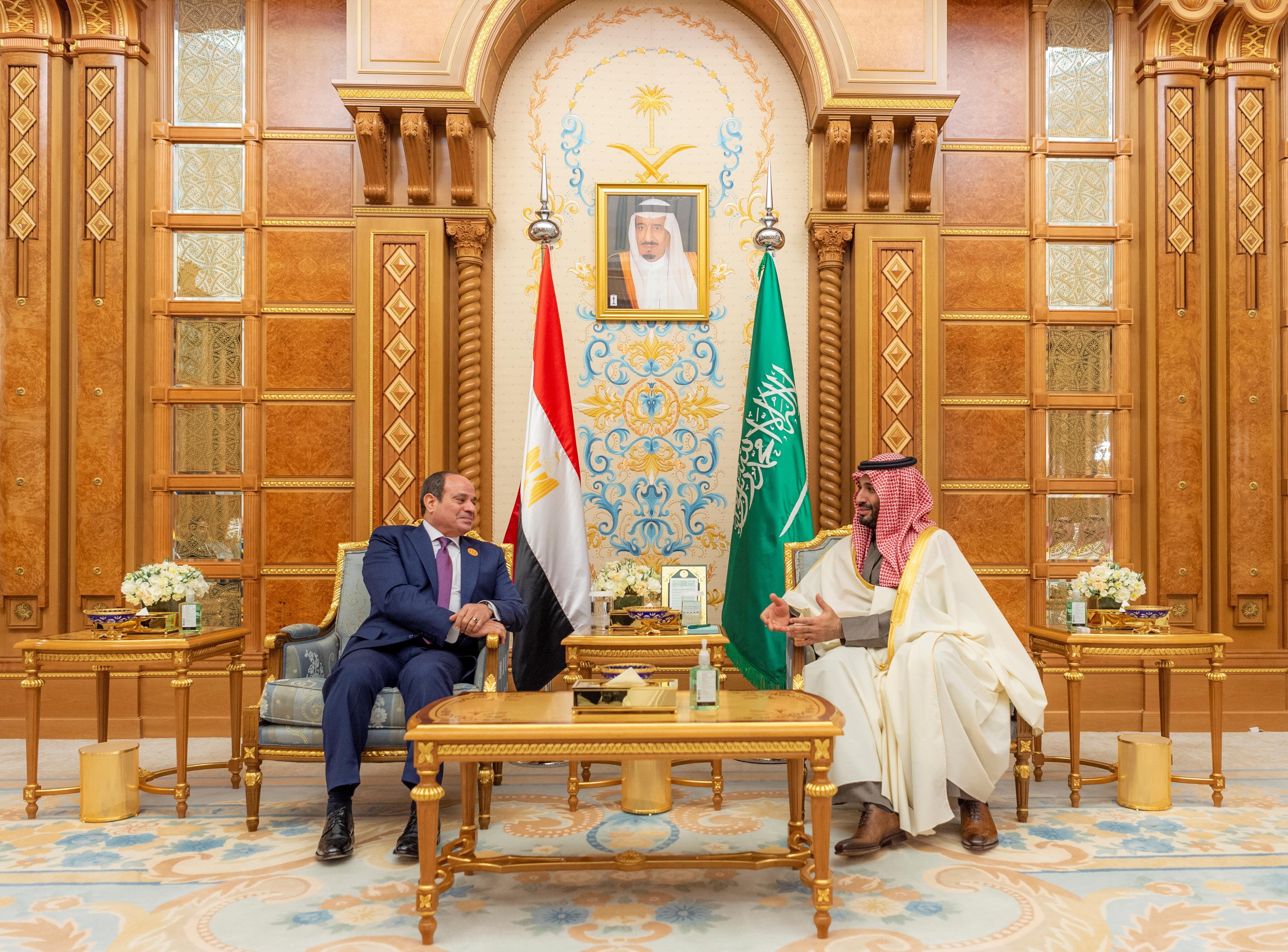 ولي العهد يلتقي الرئيس المصري
