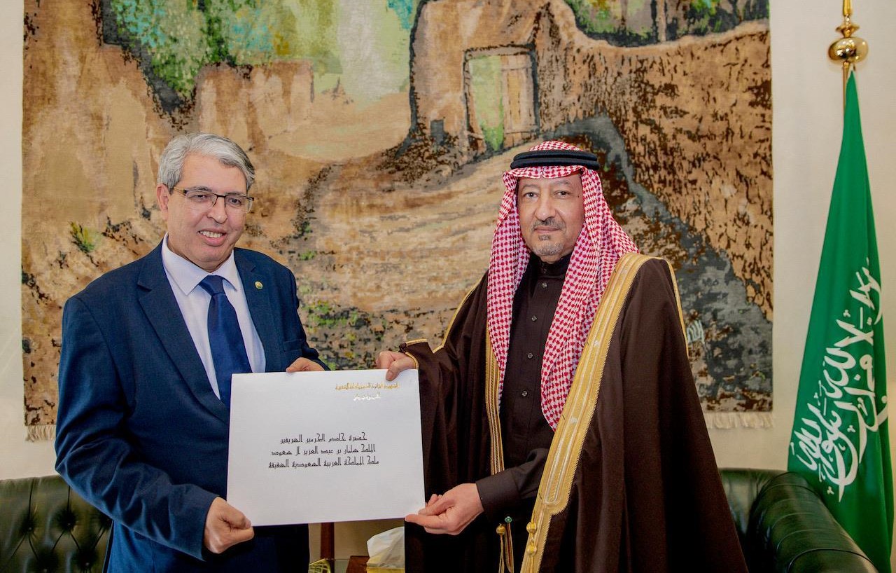 خادم الحرمين الشريفين يتلقى رسالة خطية من الرئيس الجزائري