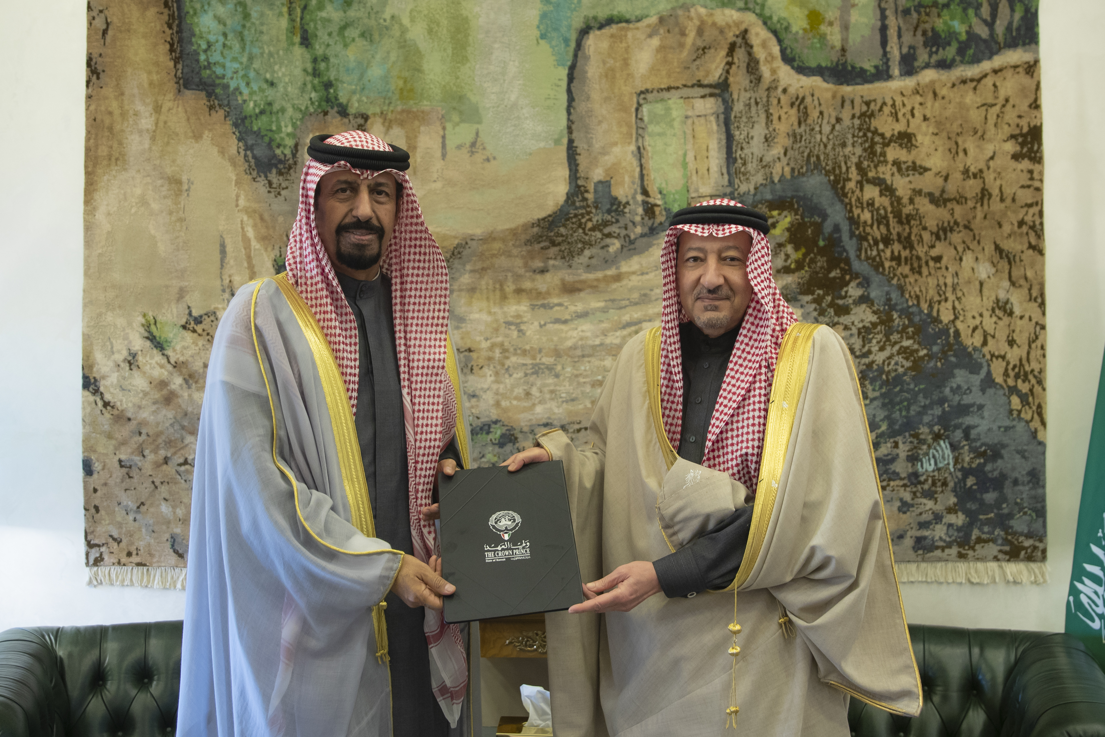 خادم الحرمين الشريفين يتلقى رسالة خطية من ولي عهد الكويت