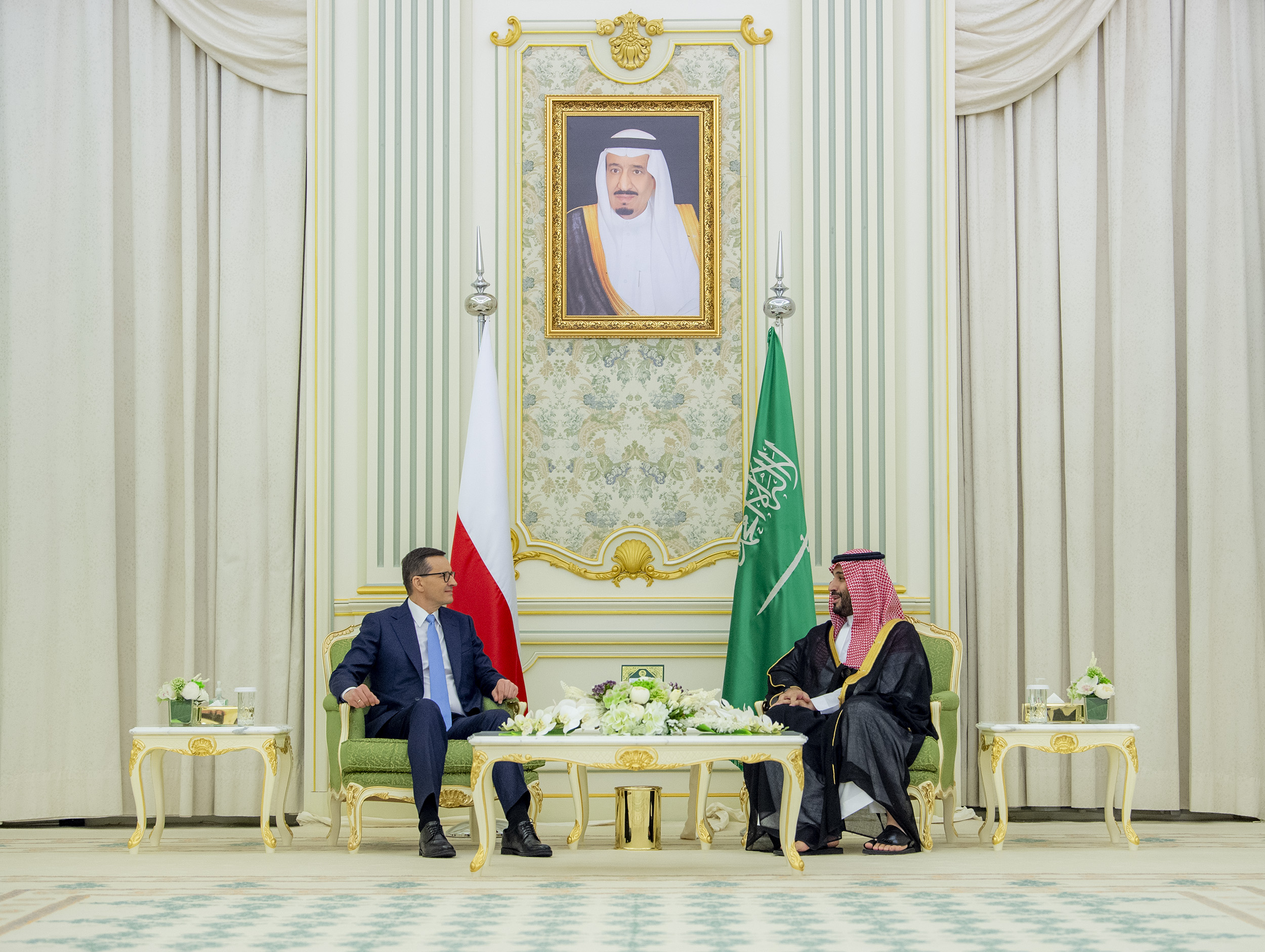 ولي العهد يستقبل رئيس الوزراء البولندي