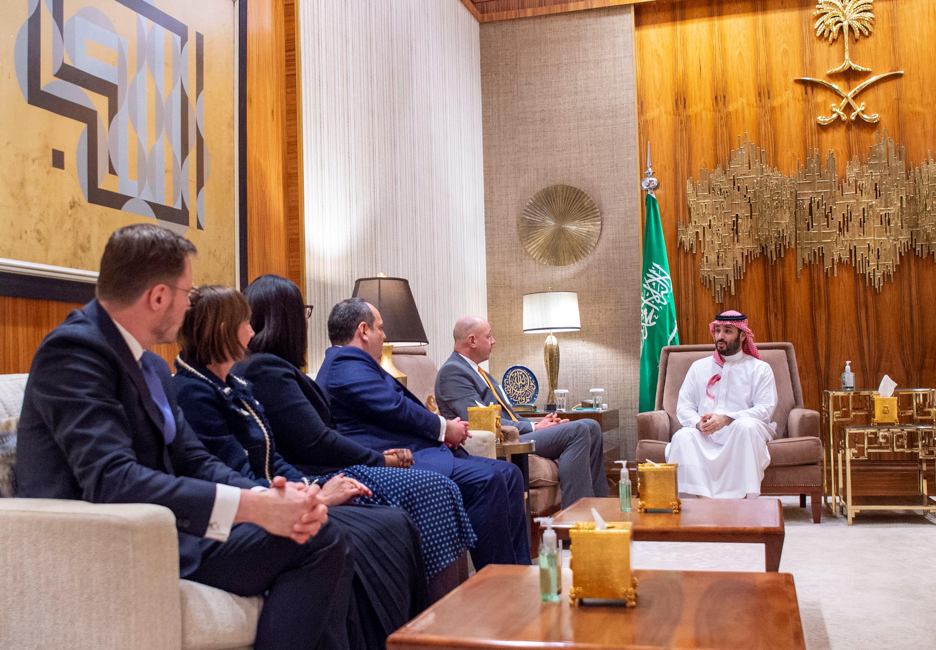 <strong>ولي العهد يستقبل رئيس المكتب الدولي للمعارض</strong>