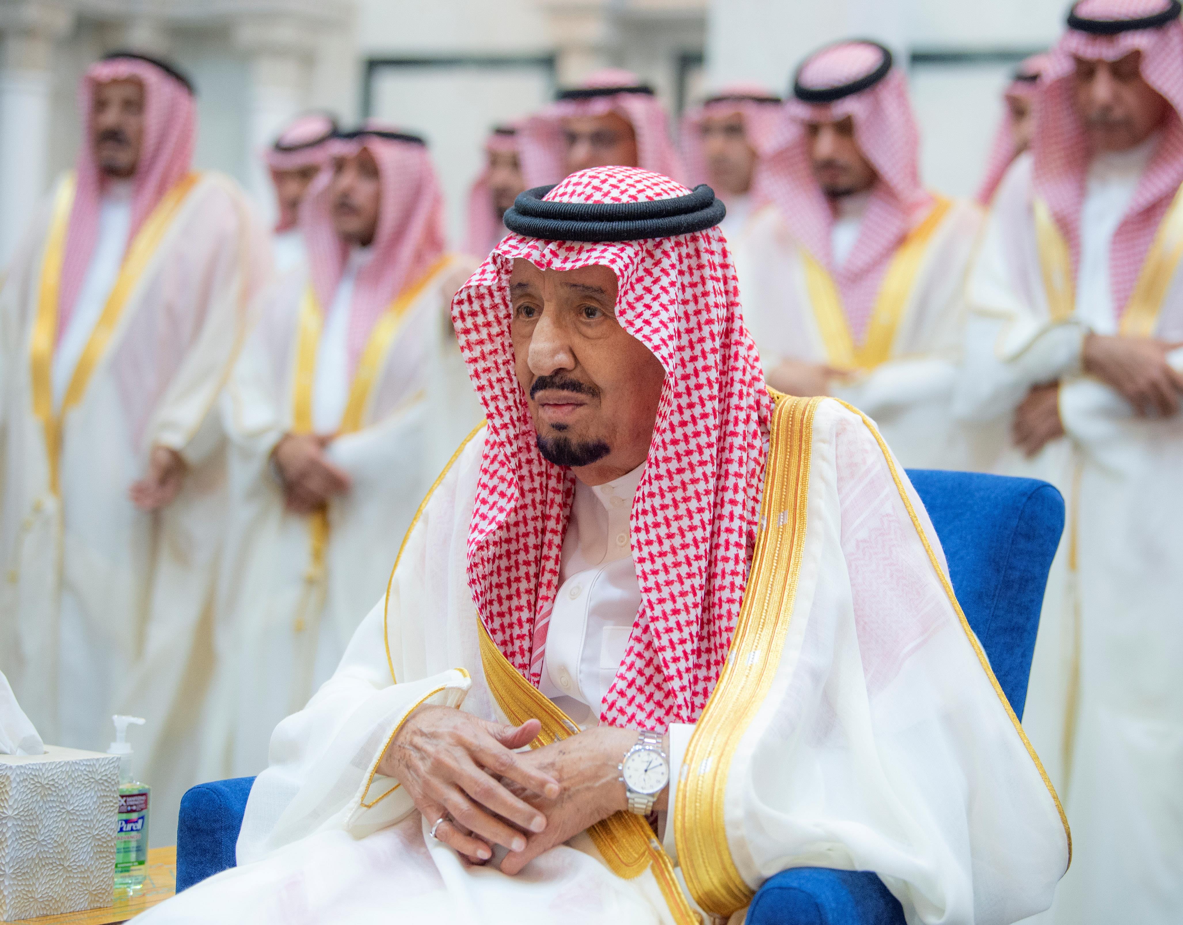 خادم الحرمين الشريفين يؤدي صلاة عيد الفطر 