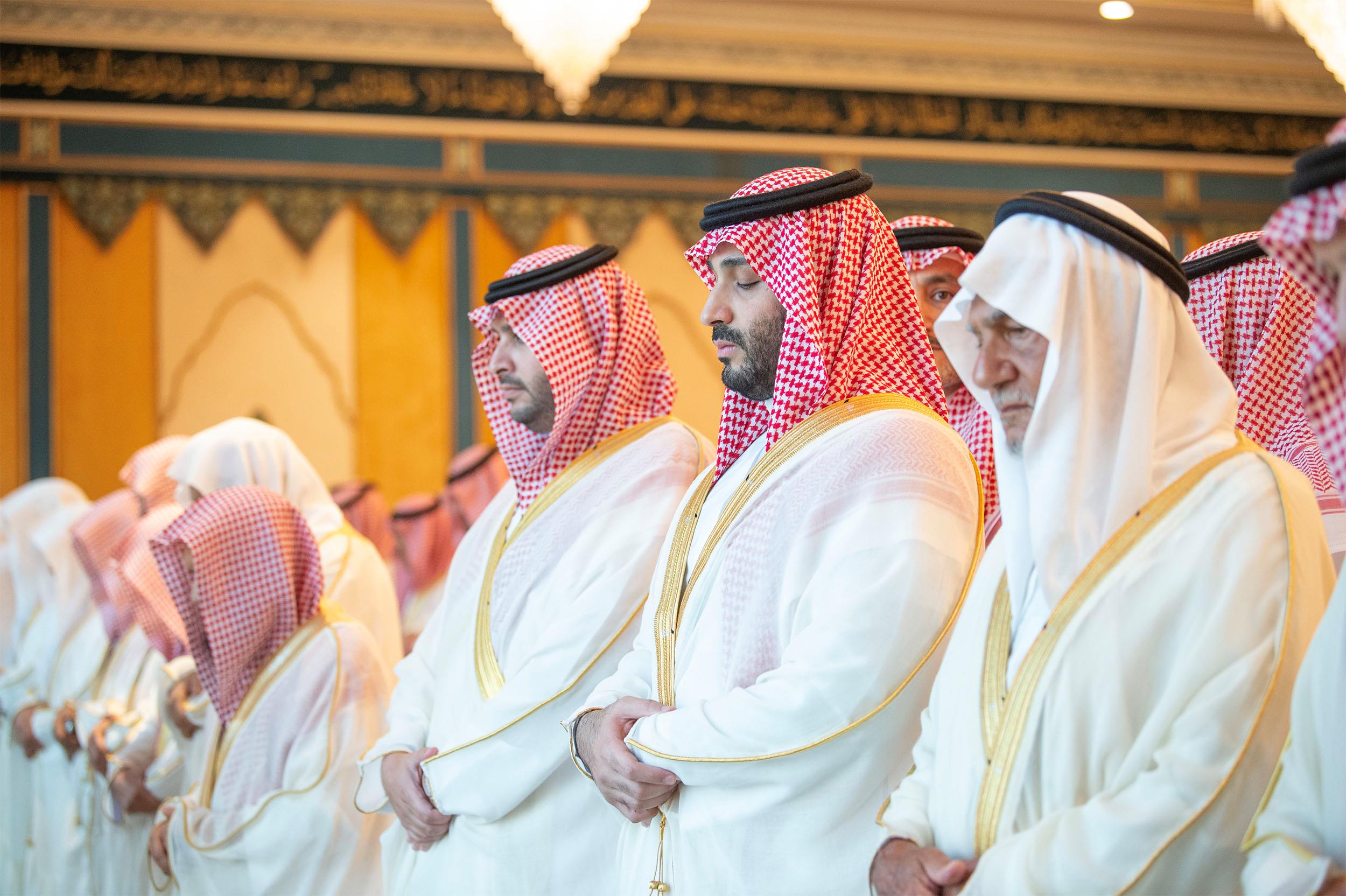 ولي العهد يؤدي صلاة عيد الفطر في المسجد الحرام