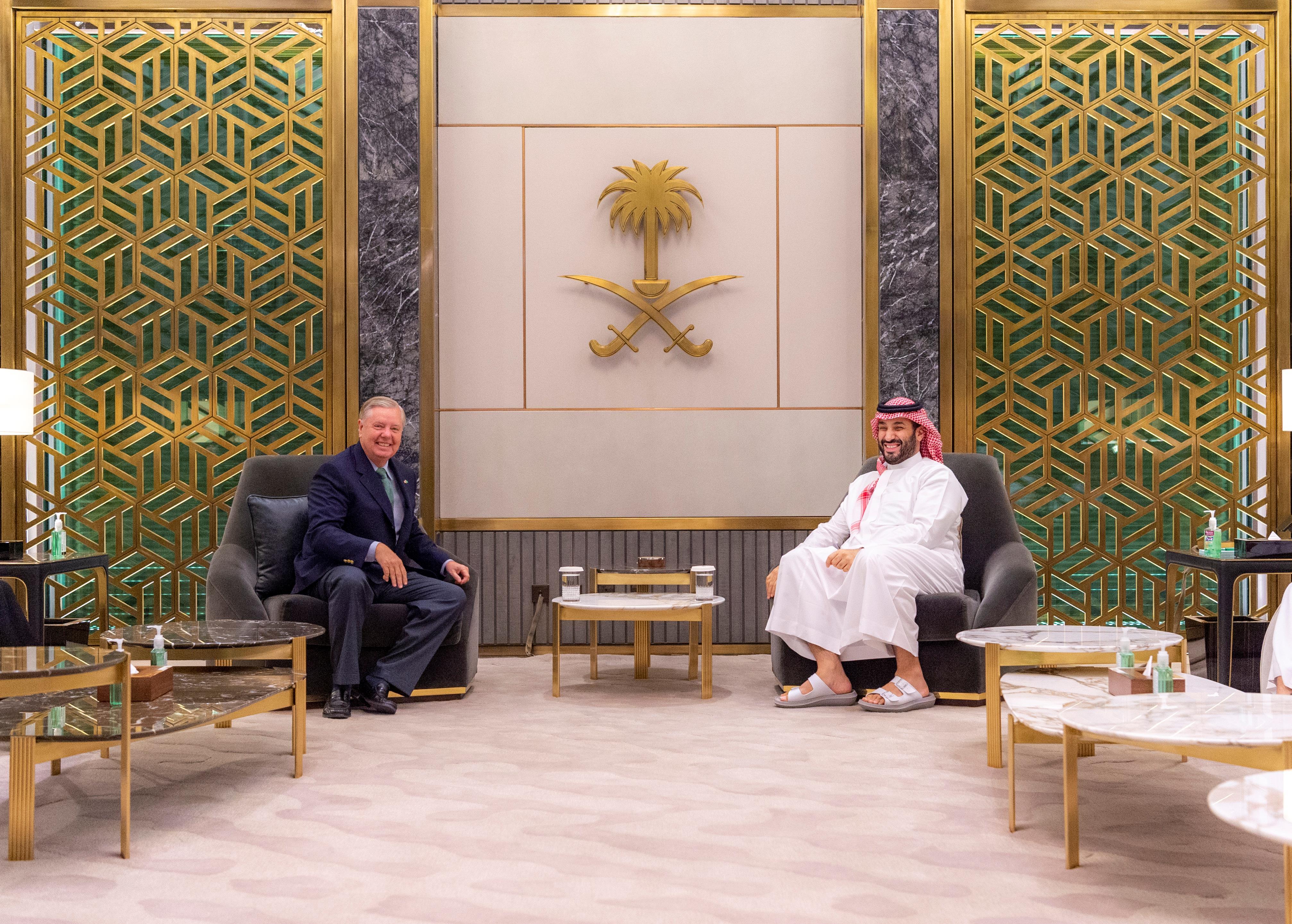 ولي العهد يجتمع مع عضو مجلس الشيوخ الأمريكي عن ولاية كارولينا الجنوبية
