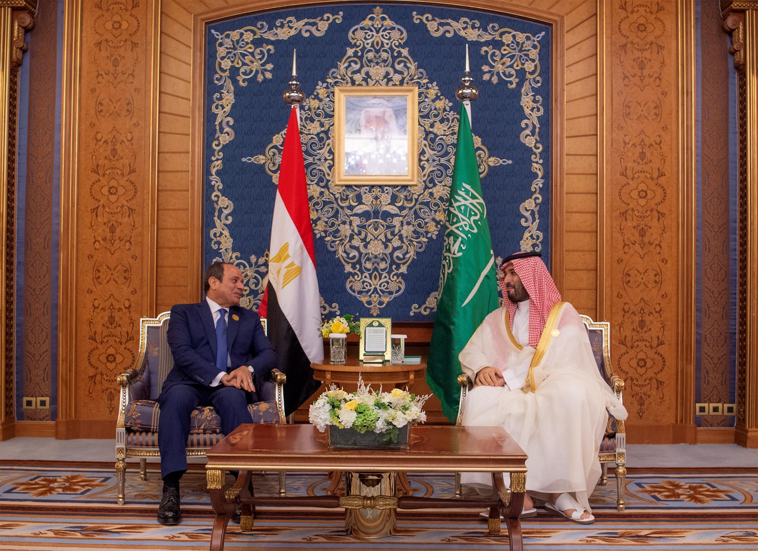 ولي العهد يلتقي الرئيس المصري