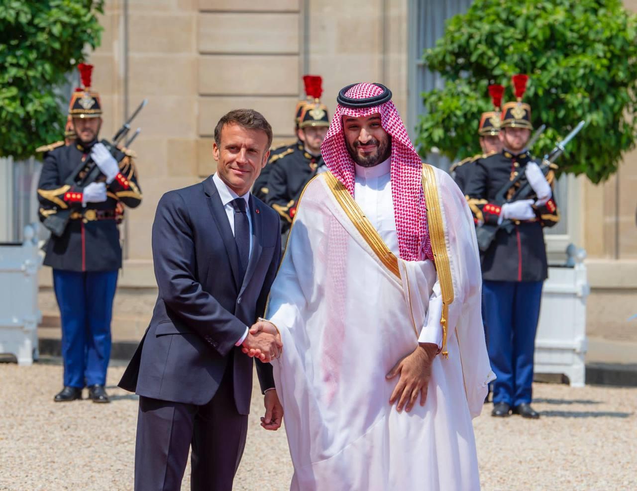 ولي العهد يلتقي الرئيس الفرنسي في قصر الإليزيه