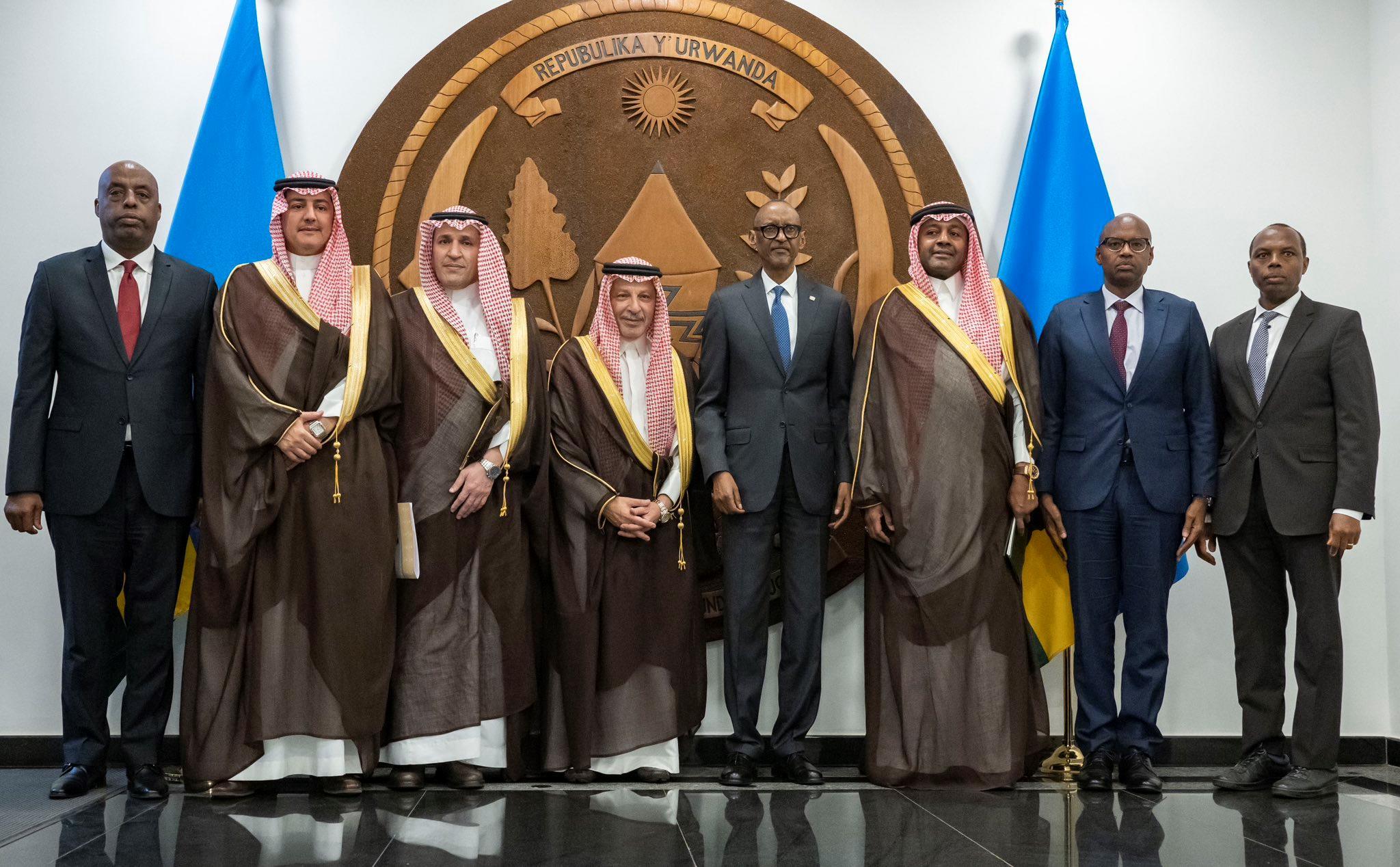 خادم الحرمين الشريفين يبعث رسالة شفهية لرئيس رواندا 