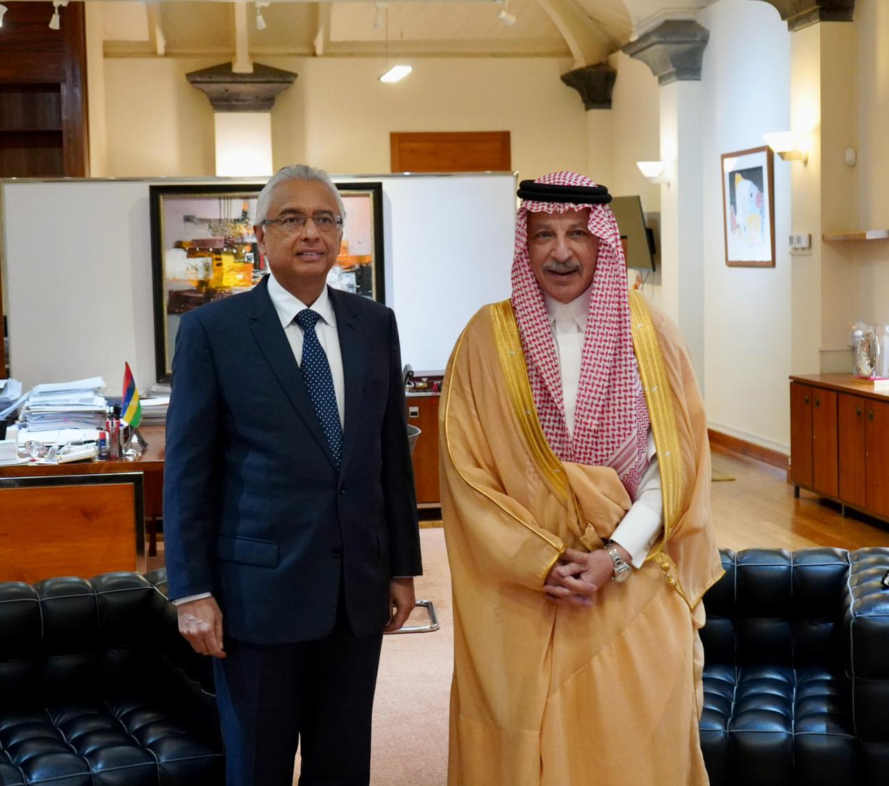 خادم الحرمين الشريفين يبعث رسالة شفهية لرئيس وزراء موريشوس 