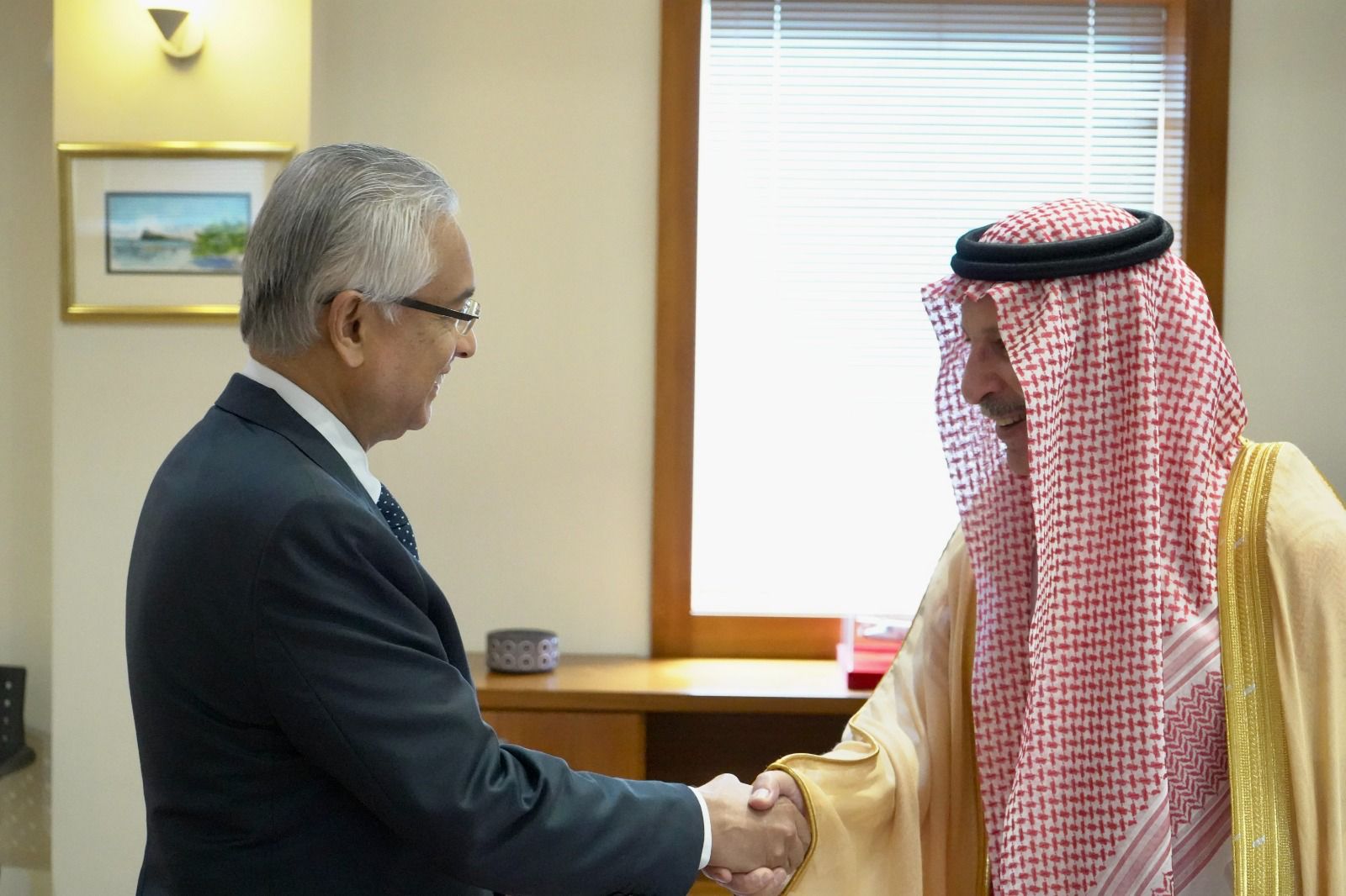 خادم الحرمين الشريفين يبعث رسالة شفهية لرئيس وزراء موريشوس 